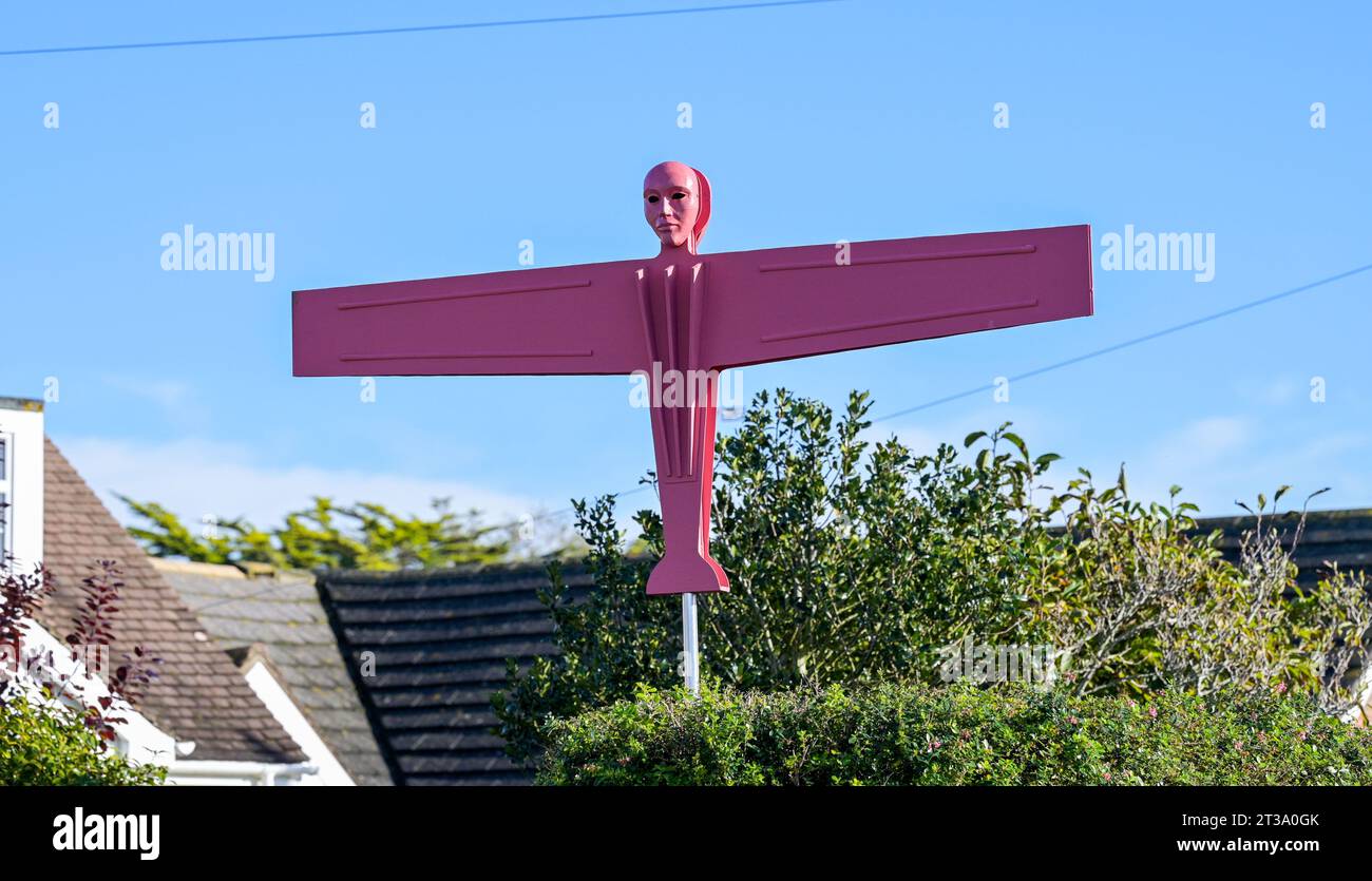 Worthing , Sussex , Großbritannien 24 . Oktober 2023 - die Vogelscheuche "Engel des Südens" , die im Dorf Ferring bei Worthing aufgetaucht ist und Teil ihres jährlichen Vogelscheuchenweges ist , der während des Halbzeiturlaubs stattfindet . Die Veranstaltung sammelt Geld für die lokalen Girl Guides und zieht jedes Jahr über 50 Vogelscheuchen an: Credit Simon Dack / Alamy Live News Stockfoto