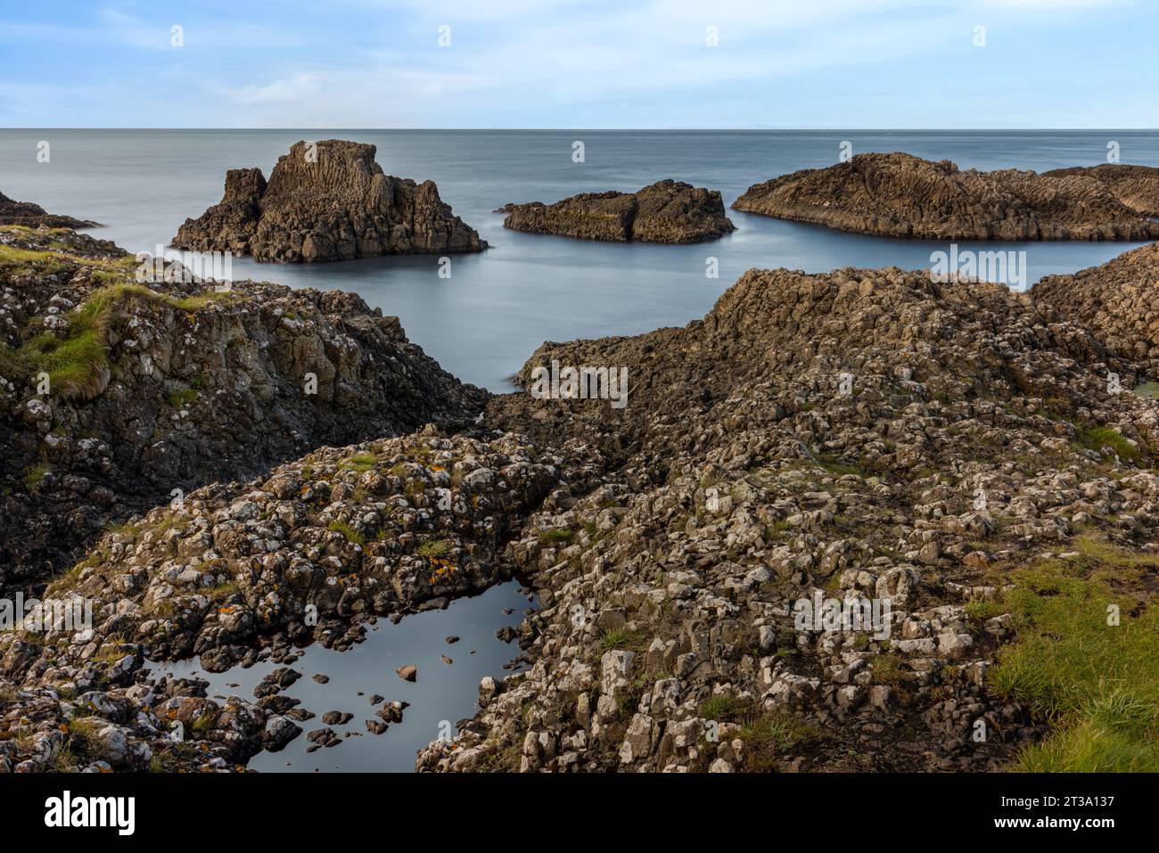 Ballintoy, Nordirland, ist ein malerisches Fischerdorf mit einer dramatischen Küste und vielen Meeresstapeln aus Basalt, einer Art vulkanischem Gestein. Stockfoto