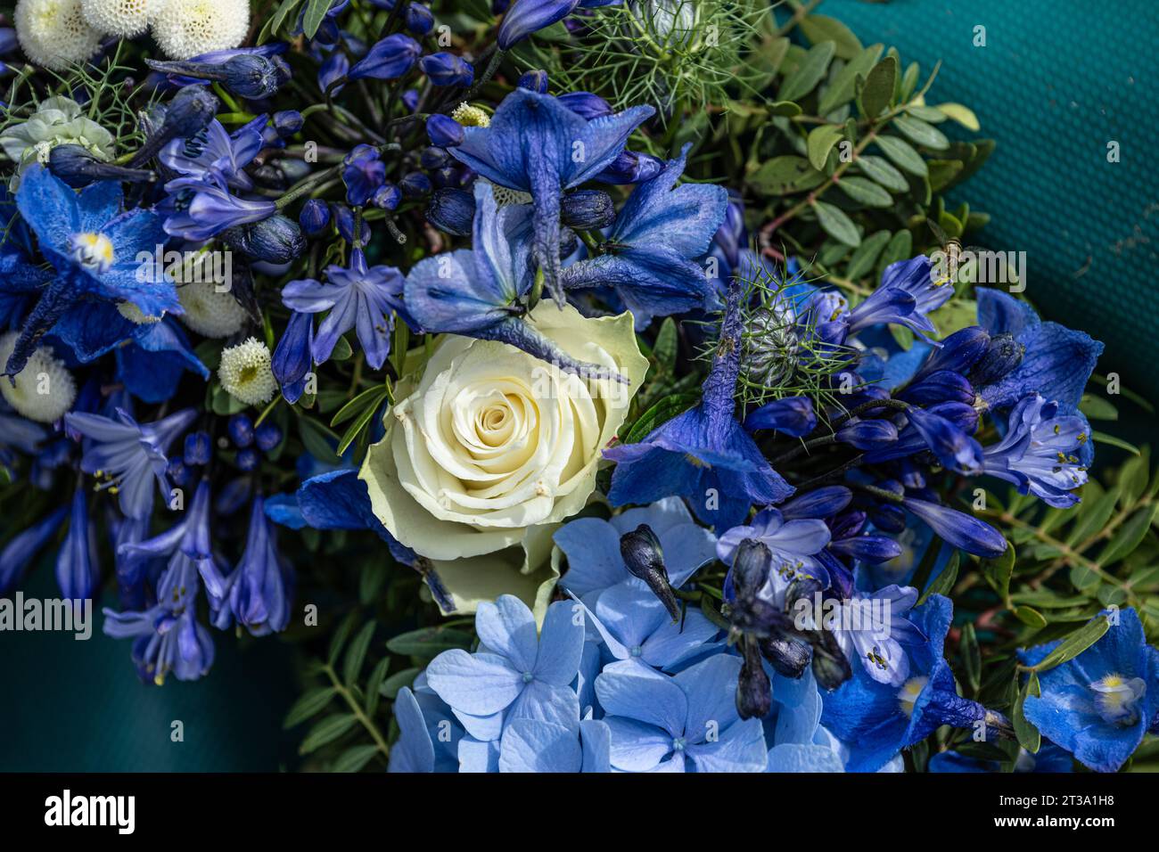 Blaue und weiße Blumen eines Trauerkranzes Stockfoto