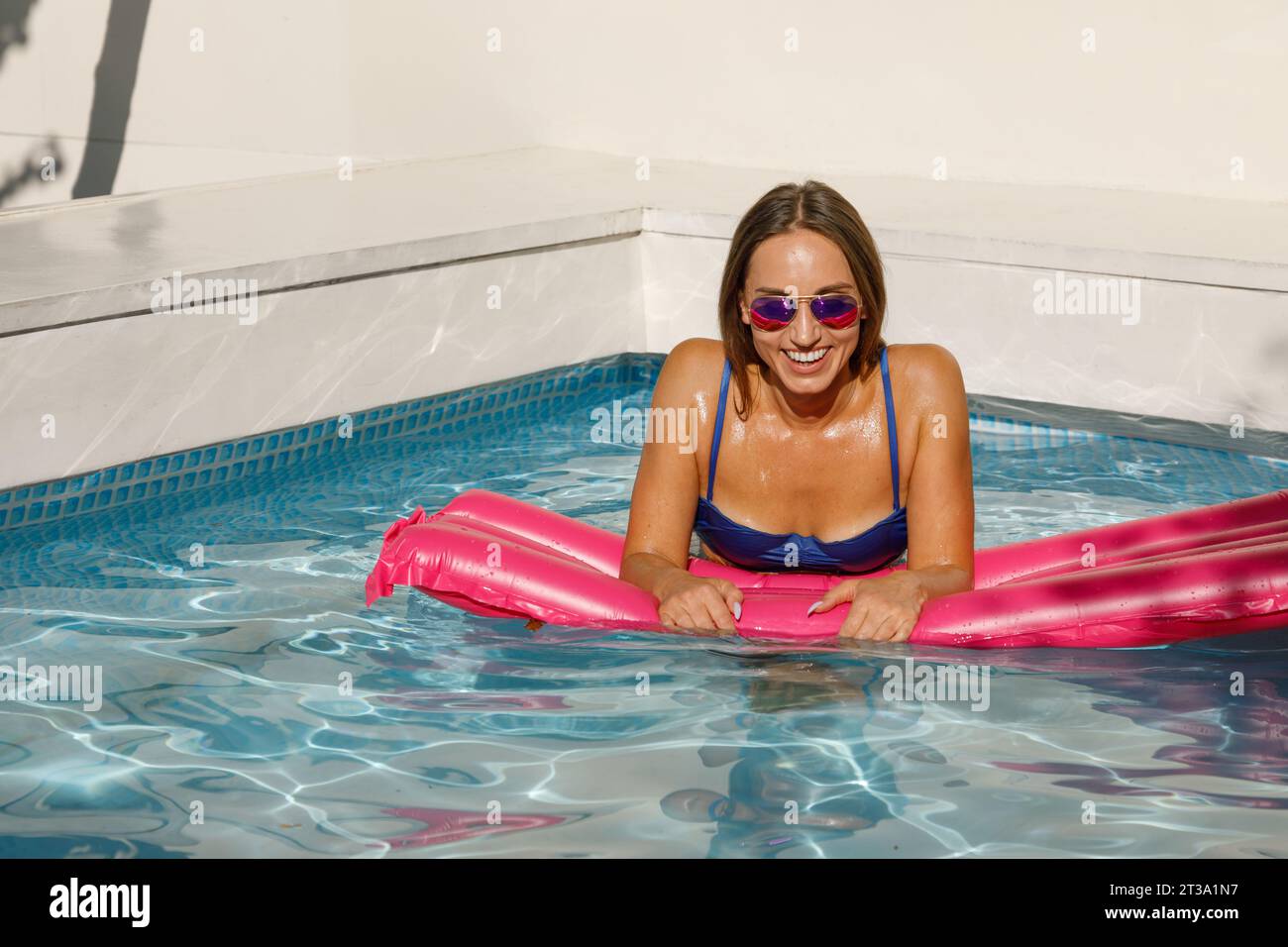 Sommerglück: Frau, die auf aufblasbarer Matratze entspannt Stockfoto