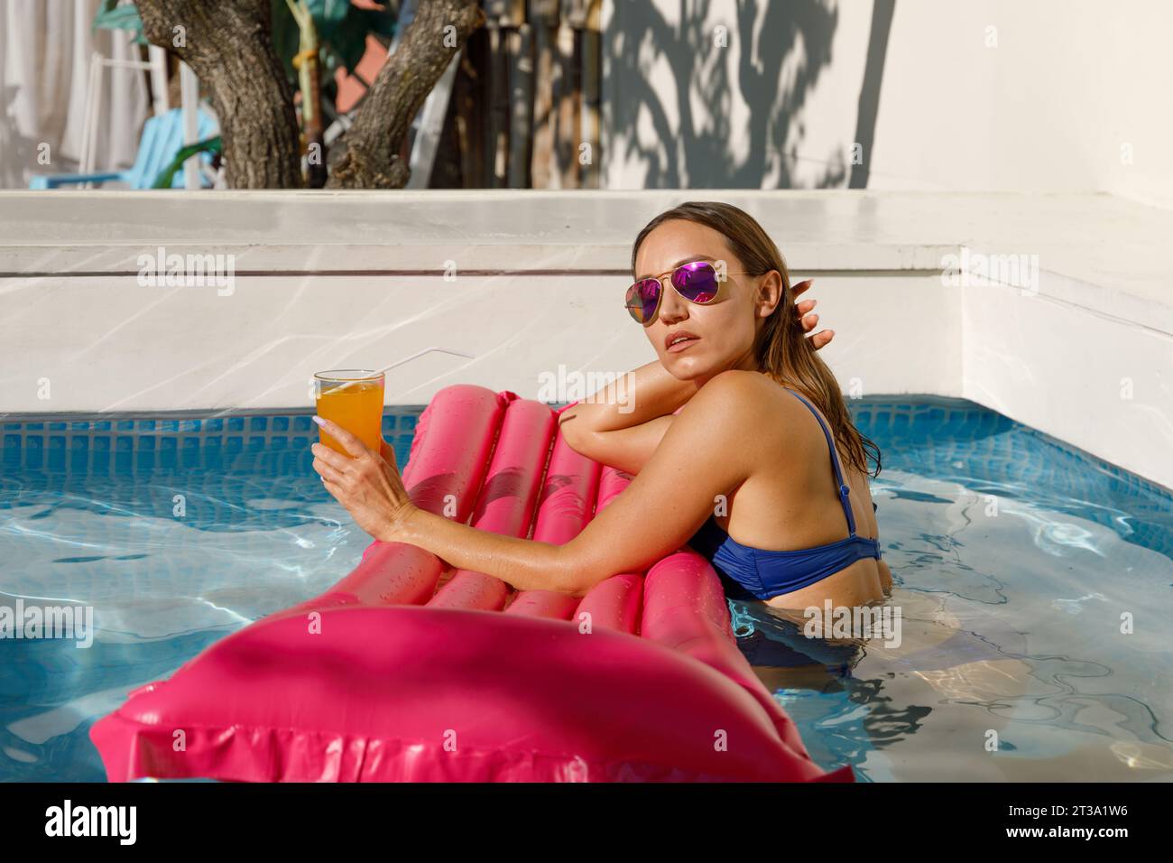 Schicker Sommerspaß mit aufblasbarer Matratze Stockfoto