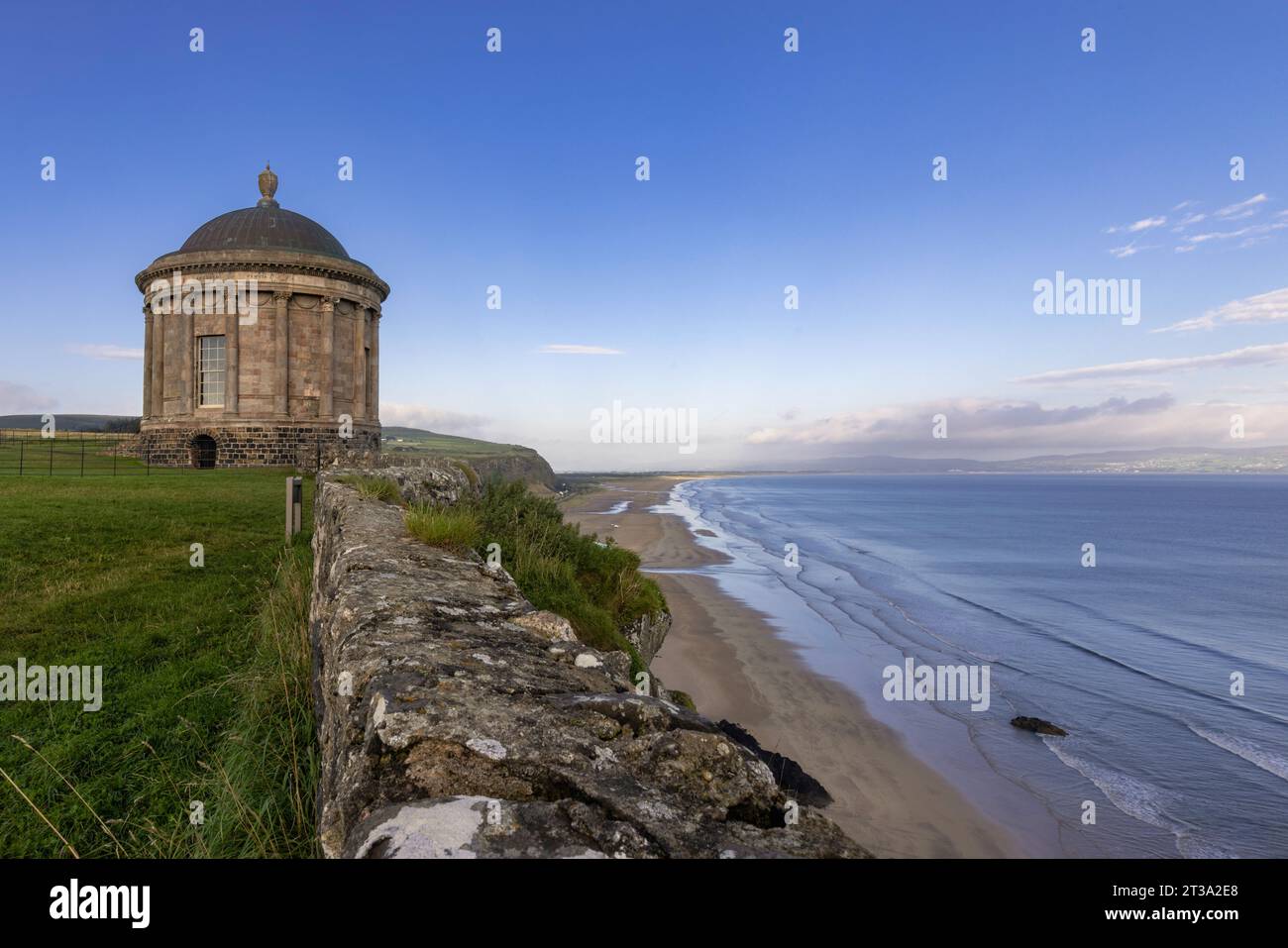 Der Mussener Tempel ist ein kreisförmiger Tempel, der im späten 18. Jahrhundert erbaut wurde. Es liegt auf der Klippe bei Downhill Demesne, County Londonderry, Stockfoto