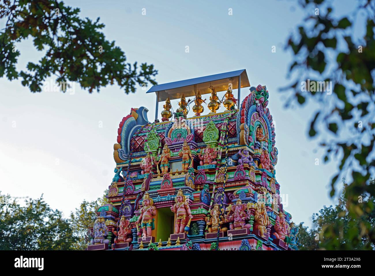 Die Bremer Hindu-Gemeinde hat Mitte 2023 im Stadtteil Blockdiek einen neuen Tempel eingeweiht, den Bremen Sri Varasiththi Vinayakar Temple. Er gilt als der größte in Norddeutschland. Handwerker aus Indien haben monatelang an den Figuren gearbeitet. *** Die Bremer Hindu-Gemeinde weihte Mitte 2023 einen neuen Tempel ein, den Bremer Sri Varasiththi Vinayakar Tempel, im Bezirk Blockdiek. Er gilt als der größte in Norddeutschland. Handwerker aus Indien arbeiteten monatelang an den Figuren Credit: Imago/Alamy Live News Stockfoto