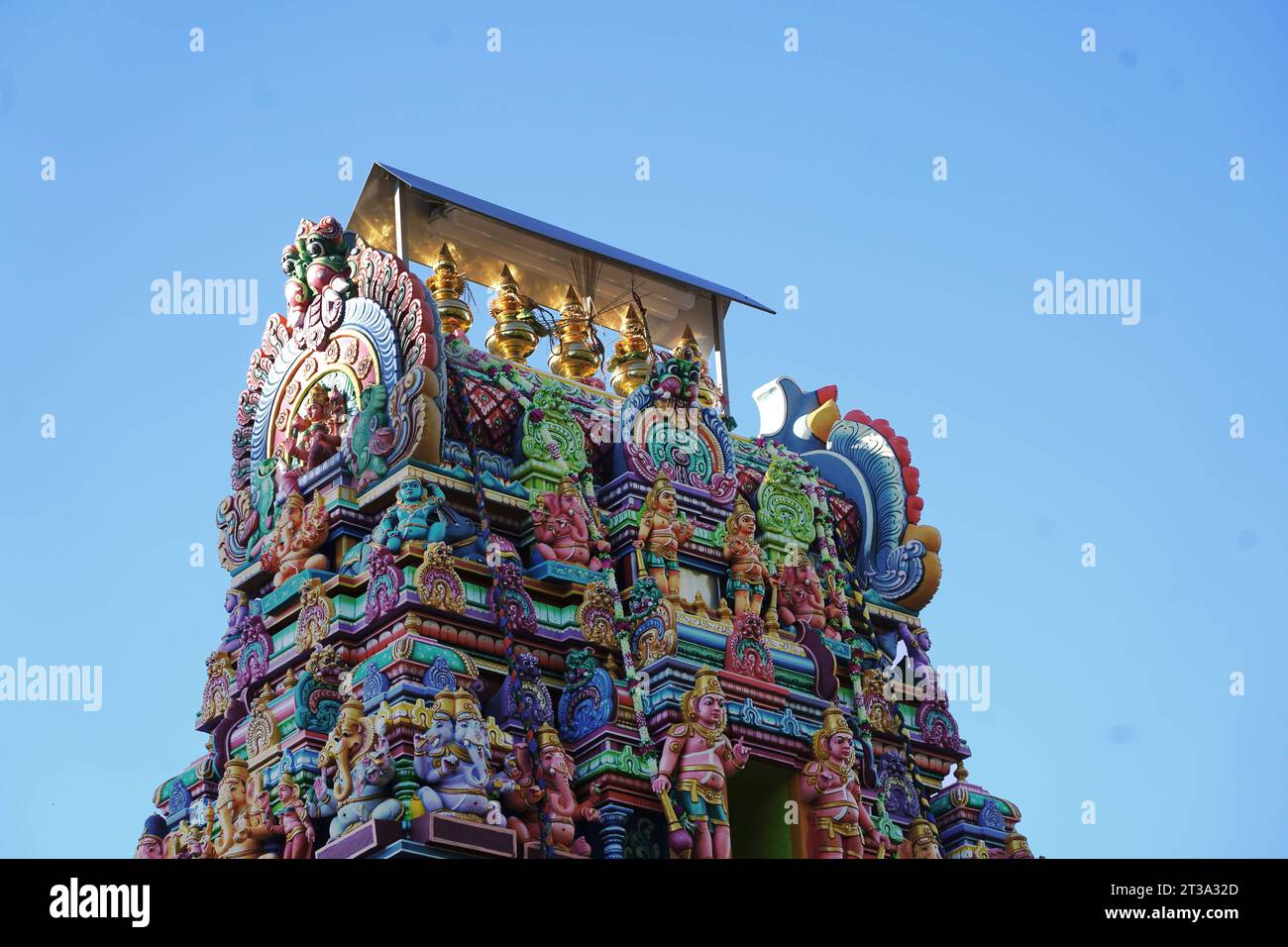 Die Bremer Hindu-Gemeinde hat Mitte 2023 einen neuen Tempel eingeweiht, den Bremen Sri Varasiththi Vinayakar Tempel. Er gilt als der größte in Norddeutschland. Handwerker aus Indien haben monatelang an den Figuren gearbeitet. *** Die Bremer Hindu-Gemeinde weihte Mitte 2023 einen neuen Tempel ein, den Bremer Sri Varasiththi Vinayakar Tempel. Er gilt als der größte in Norddeutschland. Handwerker aus Indien arbeiteten monatelang an den Figuren Credit: Imago/Alamy Live News Stockfoto