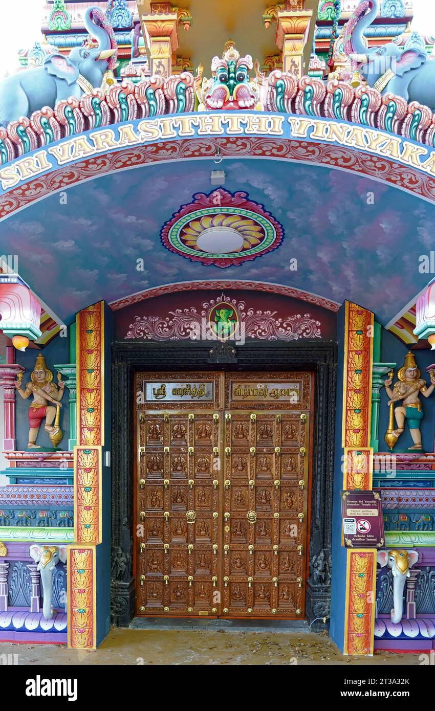 Die Bremer Hindu-Gemeinde hat Mitte 2023 einen neuen Tempel eingeweiht, den Bremen Sri Varasiththi Vinayakar Tempel. Er gilt als der größte in Norddeutschland. Handwerker aus Indien haben monatelang an den Figuren gearbeitet. *** Die Bremer Hindu-Gemeinde weihte Mitte 2023 einen neuen Tempel ein, den Bremer Sri Varasiththi Vinayakar Tempel. Er gilt als der größte in Norddeutschland. Handwerker aus Indien arbeiteten monatelang an den Figuren Credit: Imago/Alamy Live News Stockfoto