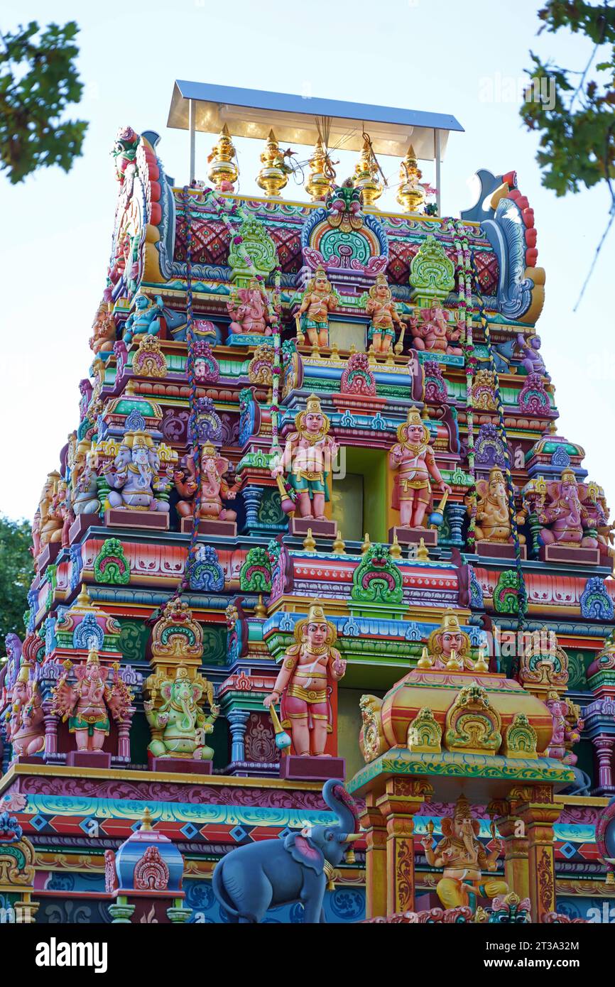 Die Bremer Hindu-Gemeinde hat Mitte 2023 im Stadtteil Blockdiek einen neuen Tempel eingeweiht, den Bremen Sri Varasiththi Vinayakar Temple. Er gilt als der größte in Norddeutschland. Handwerker aus Indien haben monatelang an den Figuren gearbeitet. *** Die Bremer Hindu-Gemeinde weihte Mitte 2023 einen neuen Tempel ein, den Bremer Sri Varasiththi Vinayakar Tempel, im Bezirk Blockdiek. Er gilt als der größte in Norddeutschland. Handwerker aus Indien arbeiteten monatelang an den Figuren Credit: Imago/Alamy Live News Stockfoto