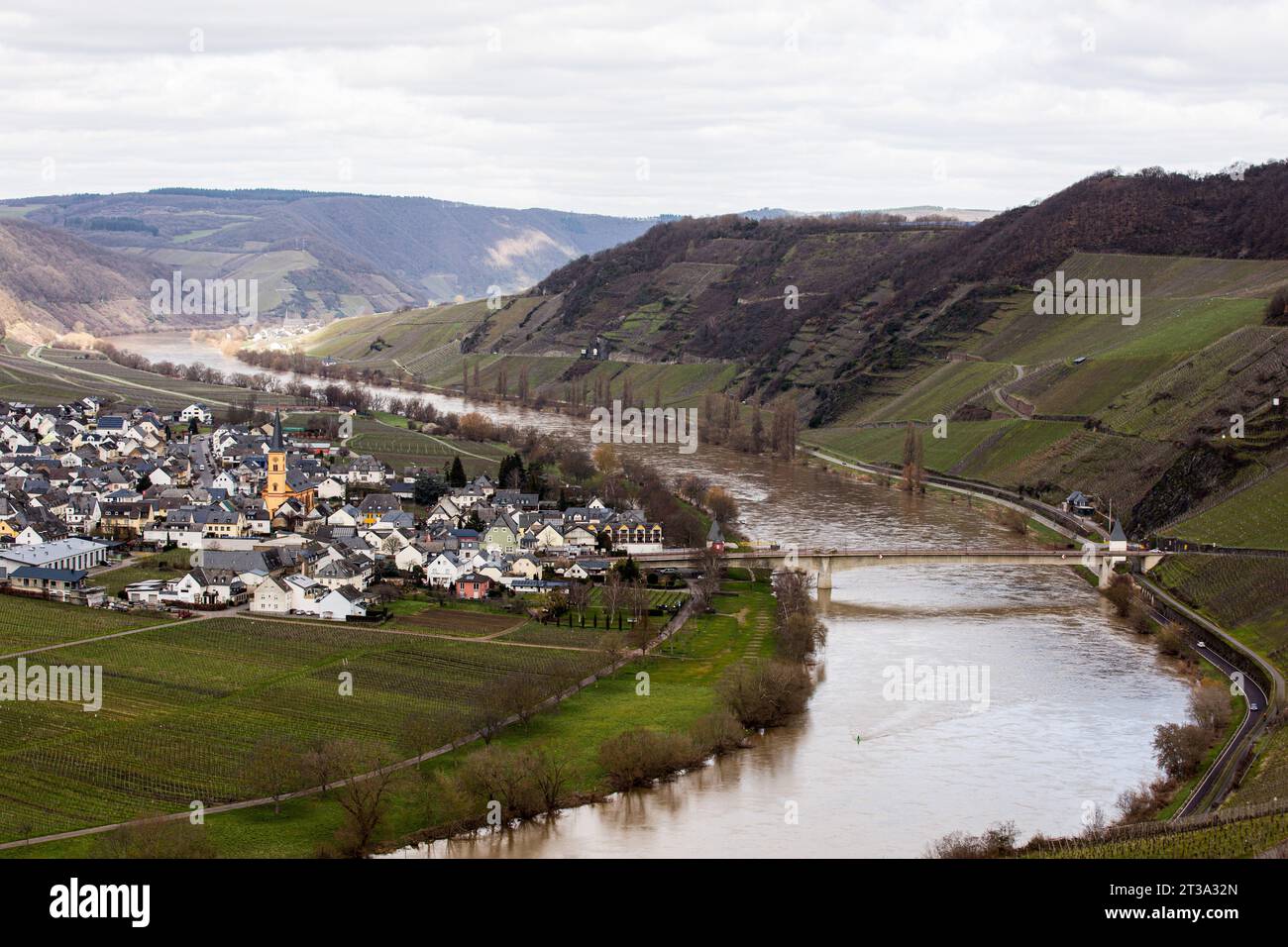 Leiwen, Deutschland. März 2023. Blick auf die Gemeinde Trittenheim, in der berühmten Moselregion Deutschlands, wo Riesling produziert wird. Das Dorf produziert Wein aus der Rebsorte Riesling. Jedes Jahr gibt es ein Weinfest, das eine große Attraktion für Touristen ist.die Mosel ist ein Tribut des Rheins am Westufer, der über 545 km durch den Nordosten Frankreichs und Westdeutschland fließt. Der Fluss mündet in Deutschland und fließt an Trier vorbei bis zum Zusammenfluss mit dem Rhein bei Koblenz. Quelle: SOPA Images Limited/Alamy Live News Stockfoto