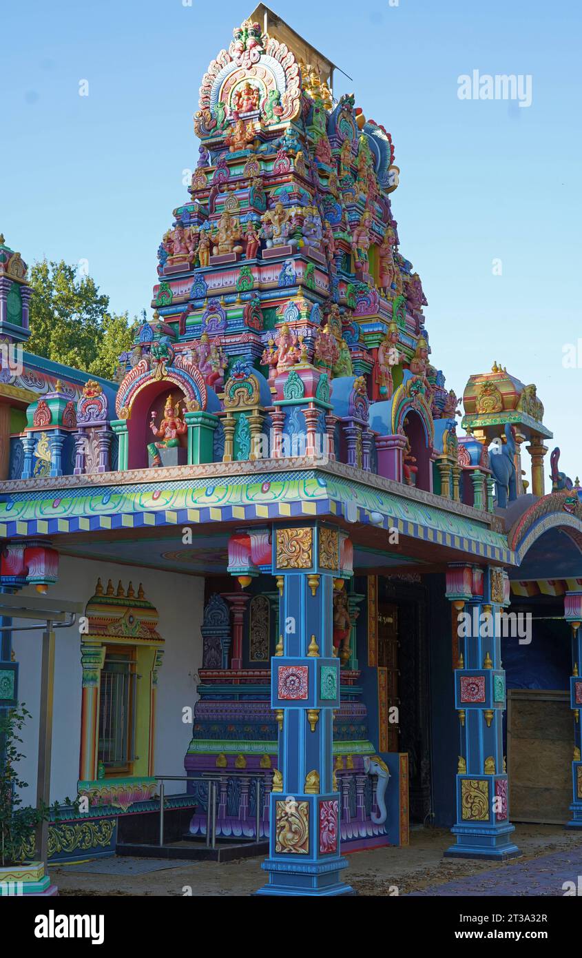 Die Bremer Hindu-Gemeinde hat Mitte 2023 einen neuen Tempel eingeweiht, den Bremen Sri Varasiththi Vinayakar Tempel. Er gilt als der größte in Norddeutschland. Handwerker aus Indien haben monatelang an den Figuren gearbeitet. *** Die Bremer Hindu-Gemeinde weihte Mitte 2023 einen neuen Tempel ein, den Bremer Sri Varasiththi Vinayakar Tempel. Er gilt als der größte in Norddeutschland. Handwerker aus Indien arbeiteten monatelang an den Figuren Credit: Imago/Alamy Live News Stockfoto