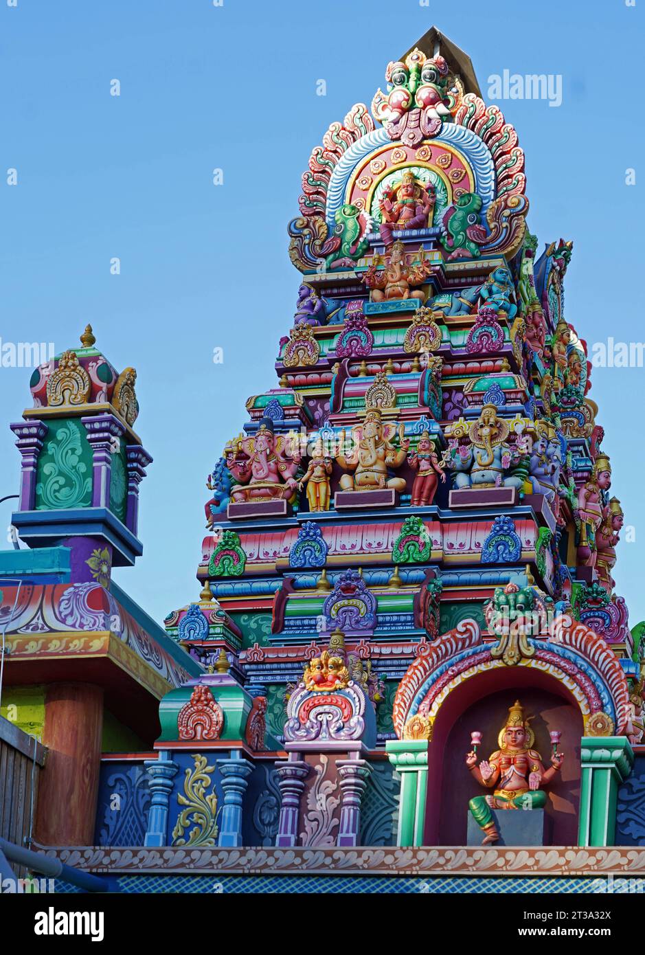 Die Bremer Hindu-Gemeinde hat Mitte 2023 einen neuen Tempel eingeweiht, den Bremen Sri Varasiththi Vinayakar Tempel. Er gilt als der größte in Norddeutschland. Handwerker aus Indien haben monatelang an den Figuren gearbeitet. *** Die Bremer Hindu-Gemeinde weihte Mitte 2023 einen neuen Tempel ein, den Bremer Sri Varasiththi Vinayakar Tempel. Er gilt als der größte in Norddeutschland. Handwerker aus Indien arbeiteten monatelang an den Figuren Credit: Imago/Alamy Live News Stockfoto