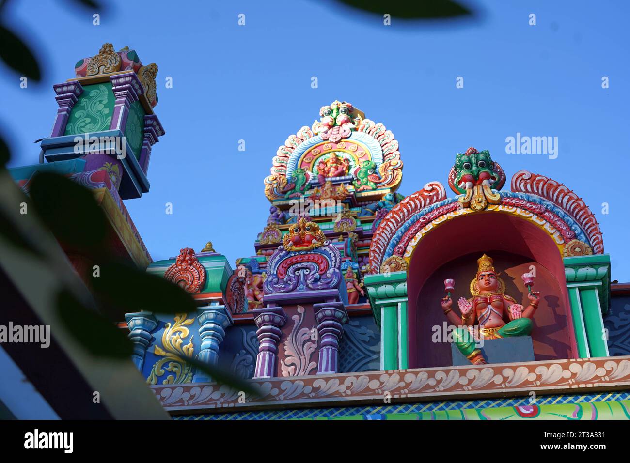 Die Bremer Hindu-Gemeinde hat Mitte 2023 einen neuen Tempel eingeweiht, den Bremen Sri Varasiththi Vinayakar Tempel. Er gilt als der größte in Norddeutschland. Handwerker aus Indien haben monatelang an den Figuren gearbeitet. *** Die Bremer Hindu-Gemeinde weihte Mitte 2023 einen neuen Tempel ein, den Bremer Sri Varasiththi Vinayakar Tempel. Er gilt als der größte in Norddeutschland. Handwerker aus Indien arbeiteten monatelang an den Figuren Credit: Imago/Alamy Live News Stockfoto