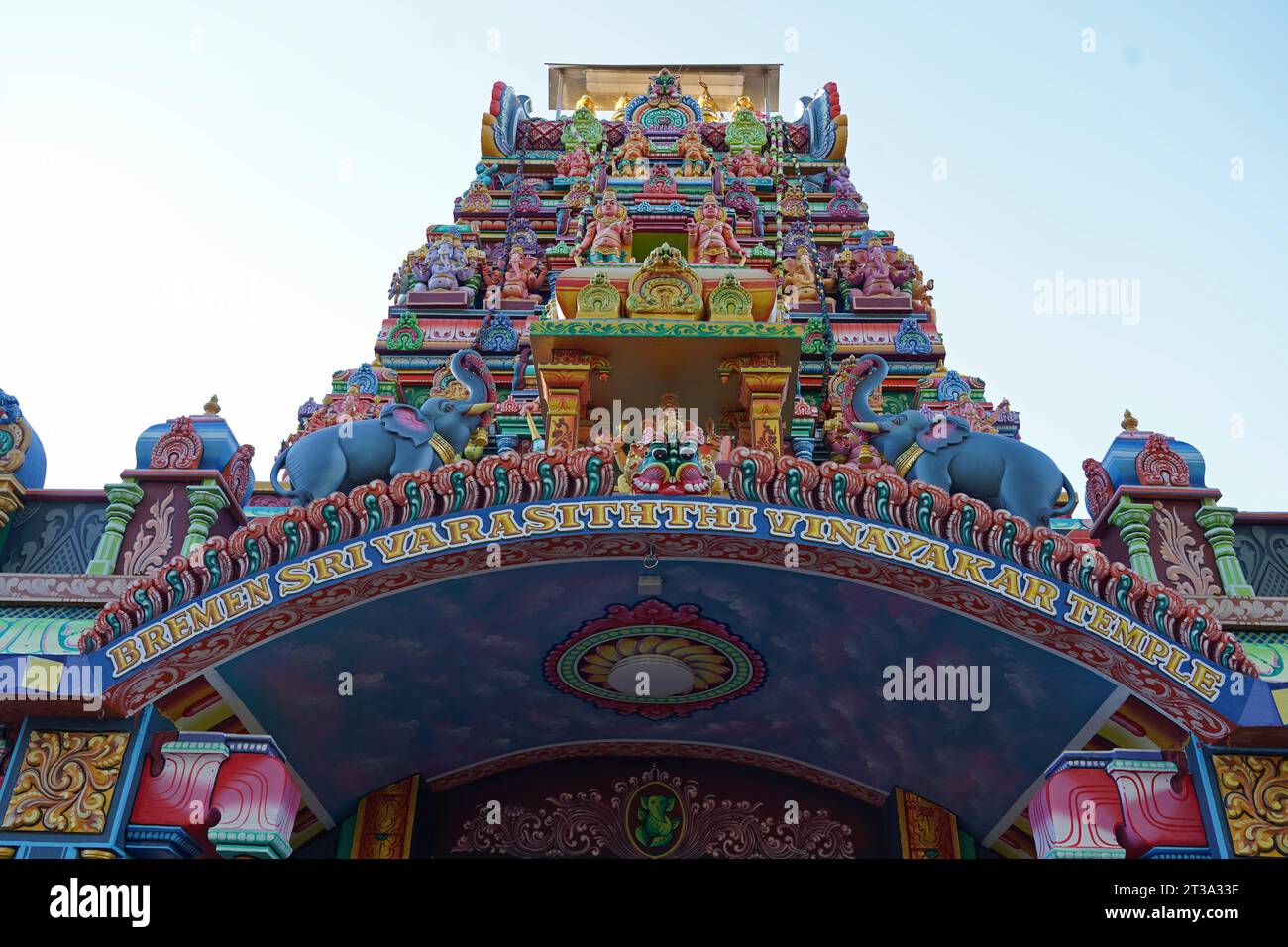 Die Bremer Hindu-Gemeinde hat Mitte 2023 im Stadtteil Blockdiek einen neuen Tempel eingeweiht, den Bremen Sri Varasiththi Vinayakar Temple. Er gilt als der größte in Norddeutschland. Handwerker aus Indien haben monatelang an den Figuren gearbeitet. *** Die Bremer Hindu-Gemeinde weihte Mitte 2023 einen neuen Tempel ein, den Bremer Sri Varasiththi Vinayakar Tempel, im Bezirk Blockdiek. Er gilt als der größte in Norddeutschland. Handwerker aus Indien arbeiteten monatelang an den Figuren Credit: Imago/Alamy Live News Stockfoto