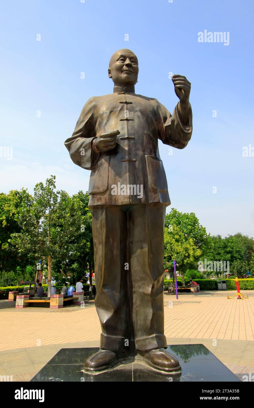 LUANNAN - 22. JULI: Skulptur des Schattenshow-Meisters Zhang Shengwu in einem Park am 22. Juli 2013 im Luannan County, Provinz Hebei, China. Stockfoto