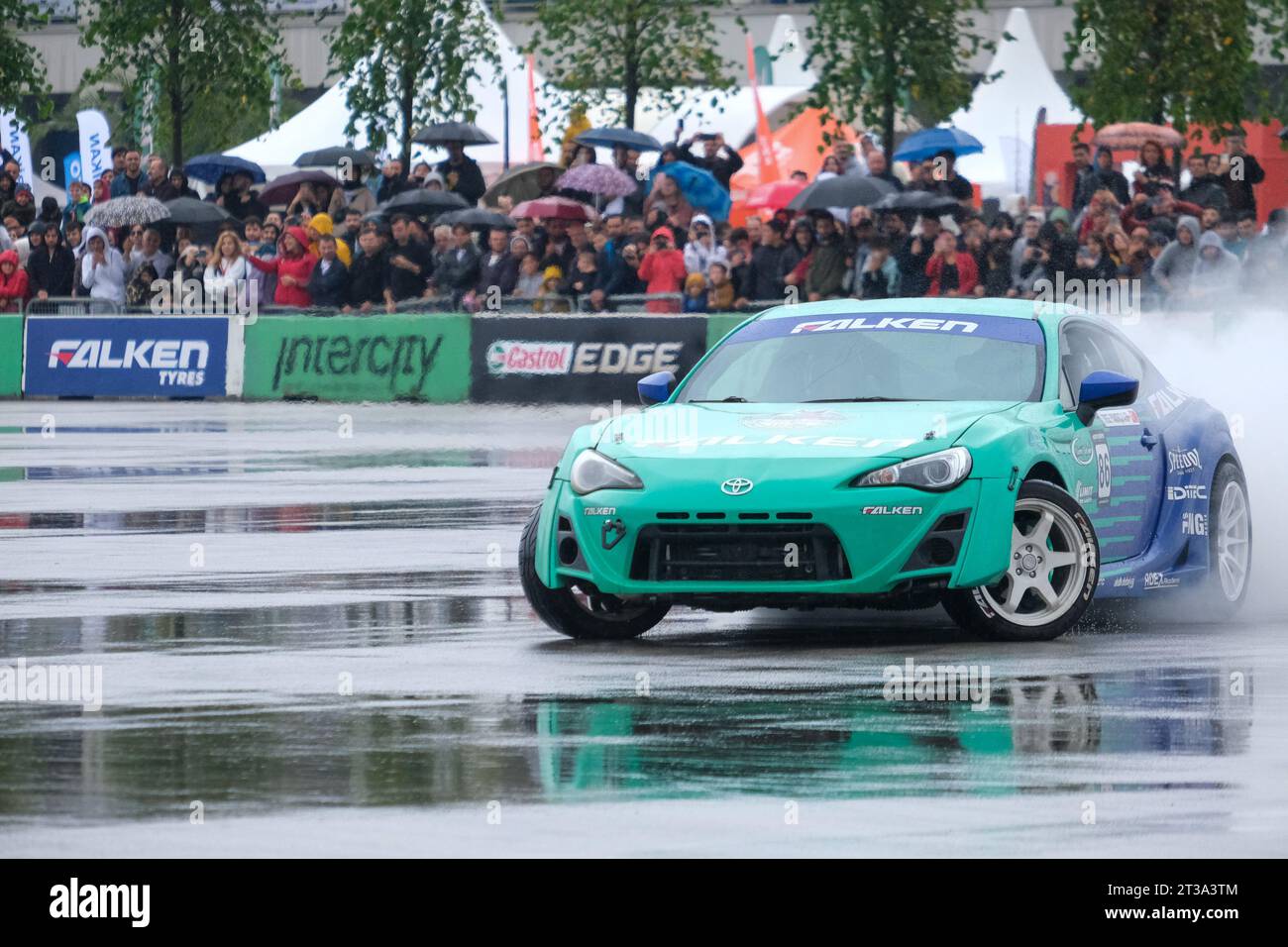 Autodrift-Aktivität im Intercity Istanbul Park. Örge Pamukcu fährt mit dem Auto auf der Intercity. Leistung beim Abdriften von Rauch im Auto. Stockfoto