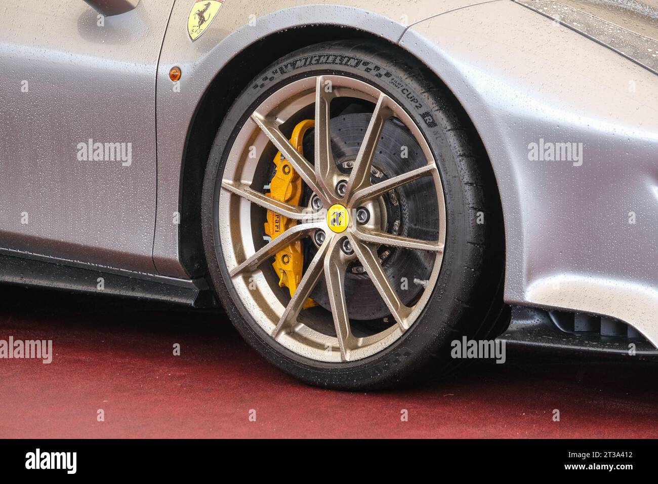 Ferrari Car Logo auf dem Rad. Ferrari ist ein italienischer Sportwagenhersteller mit Sitz in Maranello, der von Enzo Ferrari gegründet wurde. Stockfoto
