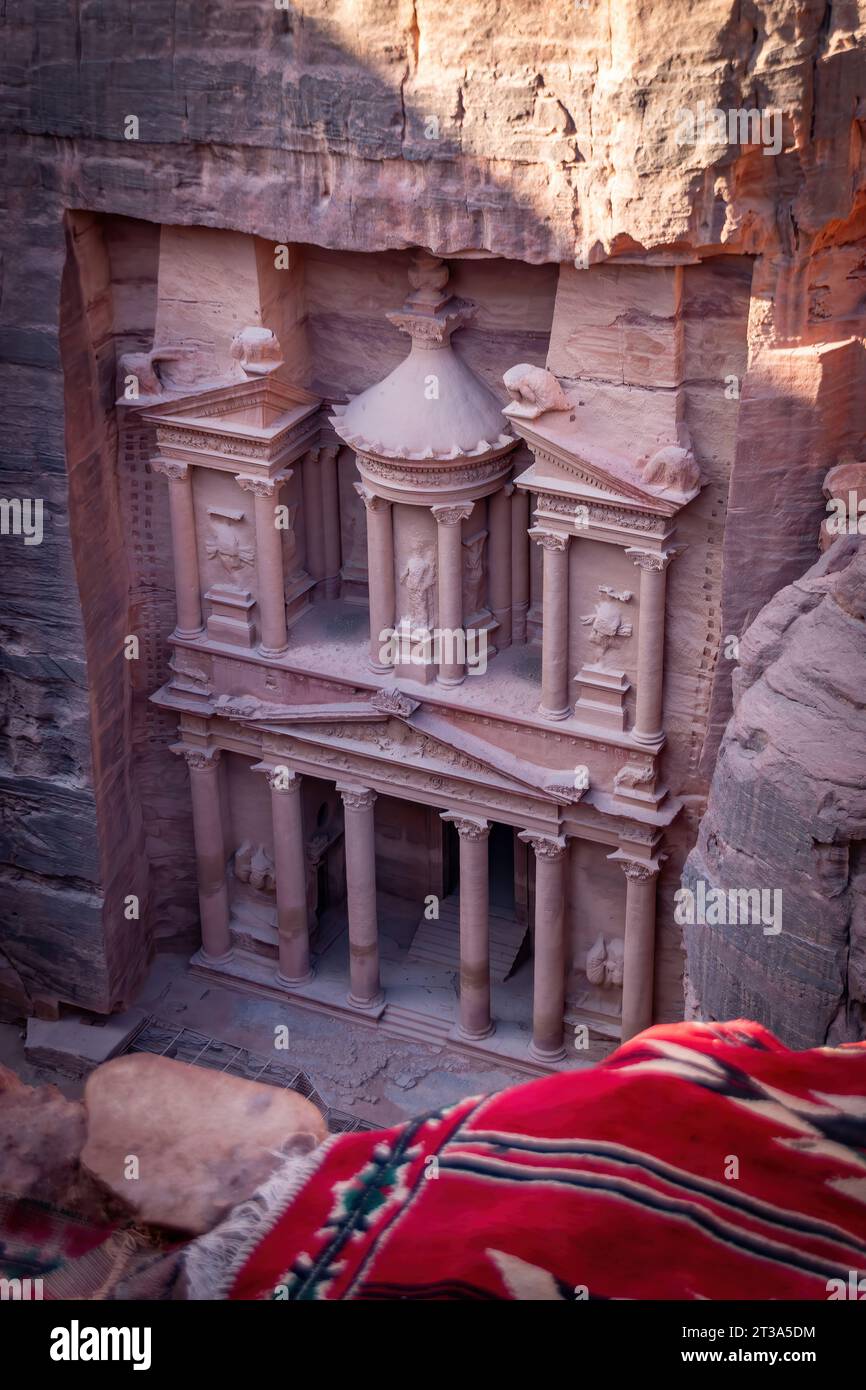 Blick aus einem hohen Winkel auf die berühmte Al-Khazneh Schatzkammer in der historischen und archäologischen Stadt Petra in Jordanien vom Al-Kubtha Trail (Indiana Jones Trail) Stockfoto