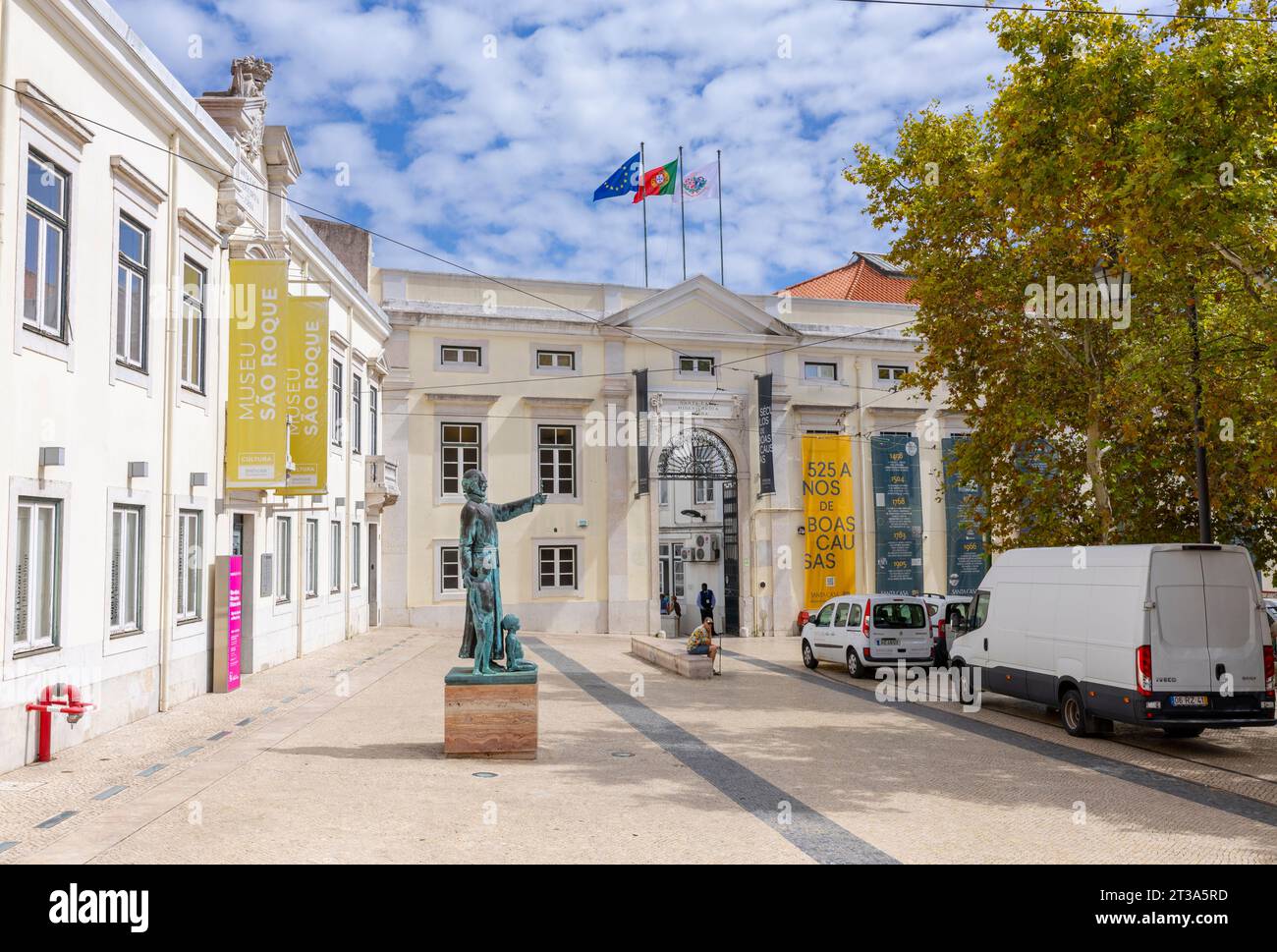 Lisboa, Portugal - Platz Trindade Coelho 18.09.2023 mit dem Heiligen Haus der Barmherzigkeit von Lissabon (Santa Casa Misericordia de Lisboa) und dem Museum von So. Roque Stockfoto