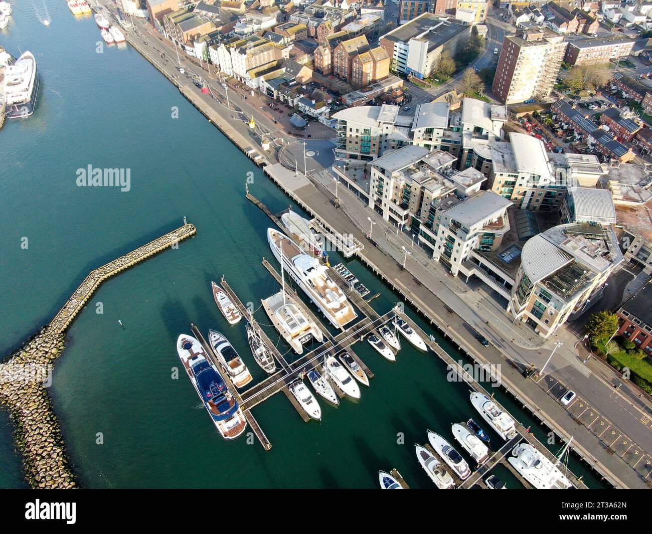 Aus der Vogelperspektive auf einen Jachthafen mit teuren Yachten, die direkt von oben aus schauen Stockfoto