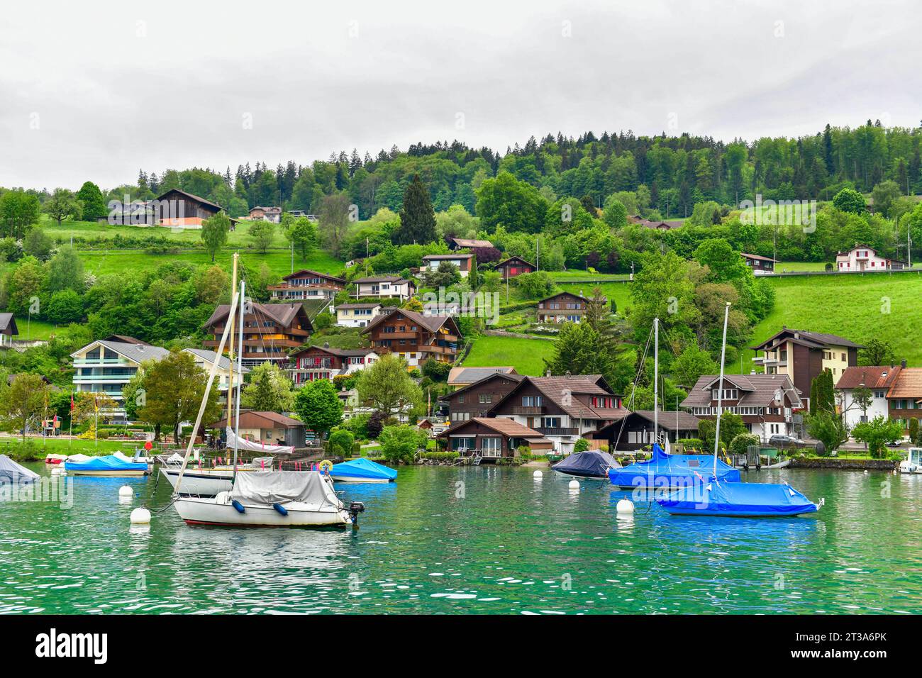 Wunderschöne Hafenstadt Spiez ist eine kleine Stadt am Thunersee. An der Südküste gelegen, nur 18 km von Interlaken entfernt. Stockfoto