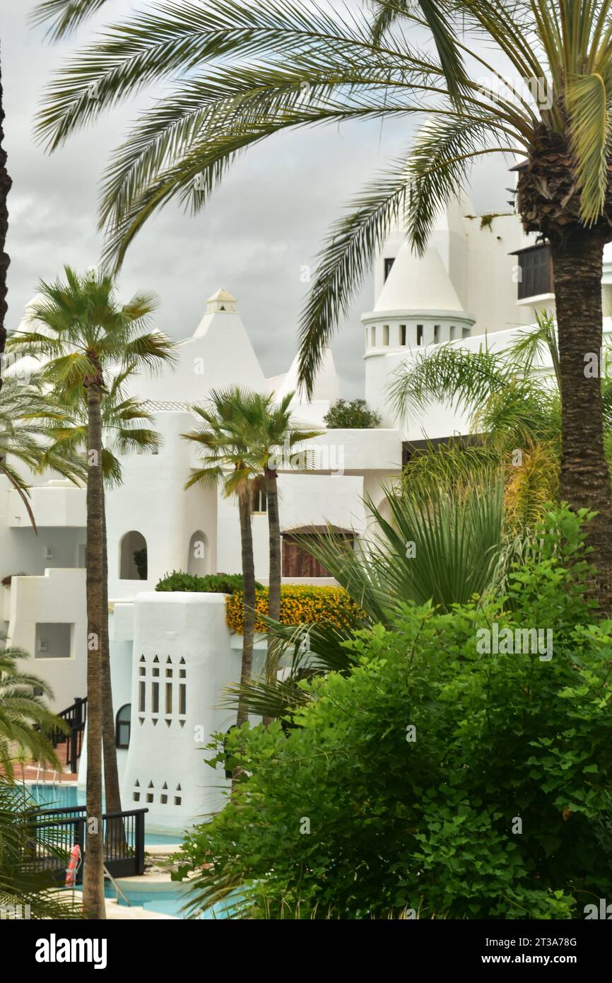 Hotel H10EsteponaPalace, weiße Fassade, Pflanzen, Architektur, Ort zum Entspannen. Stockfoto