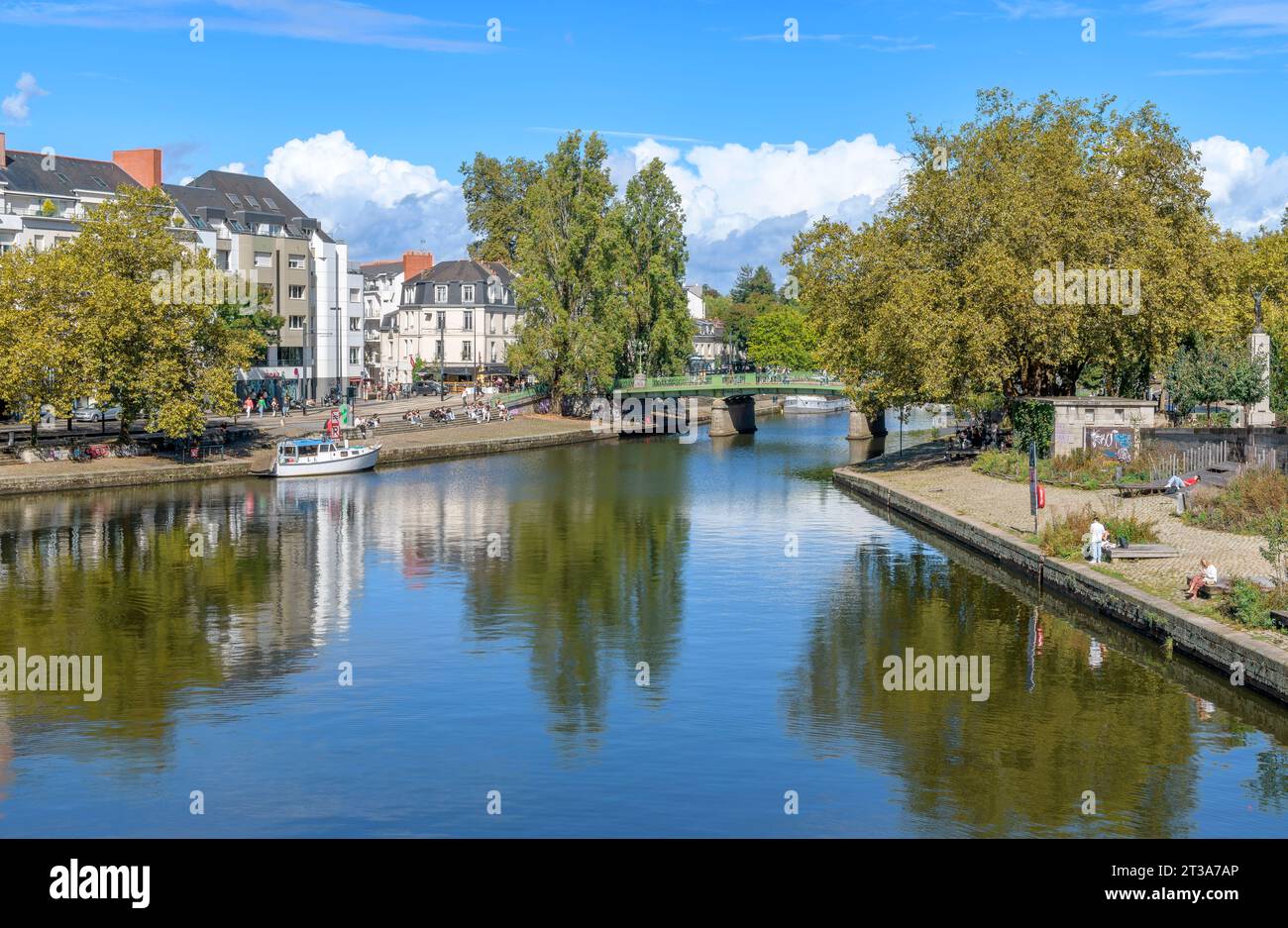 Blick vom Quai Ceineray in Nantes, Frankreich. Kurviger Fluss Erdre und die Brücke Pont Saint-Mihiel im Hintergrund. Ein hübscher Picknickplatz am Fluss. Stockfoto