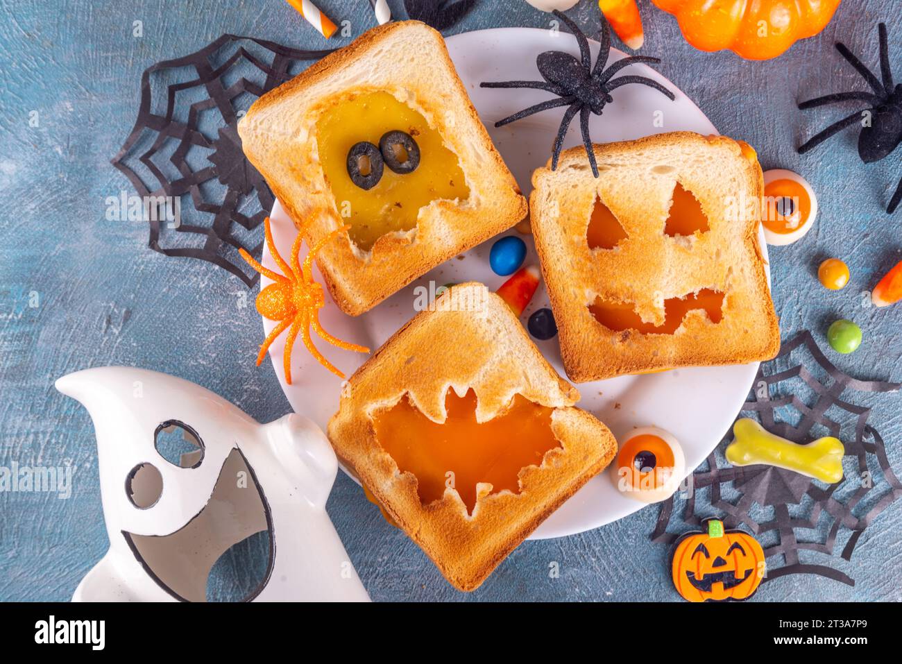 Lustige Kindergerichte zu Halloween, Snack- oder Brunch-Sandwiches mit geröstetem Brot, Käse in Form von traditionellen Halloween-Monstern - Kürbislaterne Stockfoto