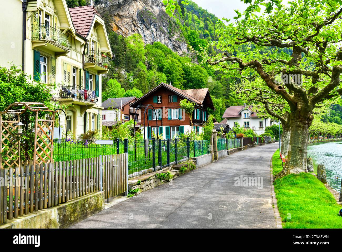 Ein wunderschönes Gebäude in der Innenstadt von Interlaken, einem berühmten Urlaubsort in der Schweiz Stockfoto