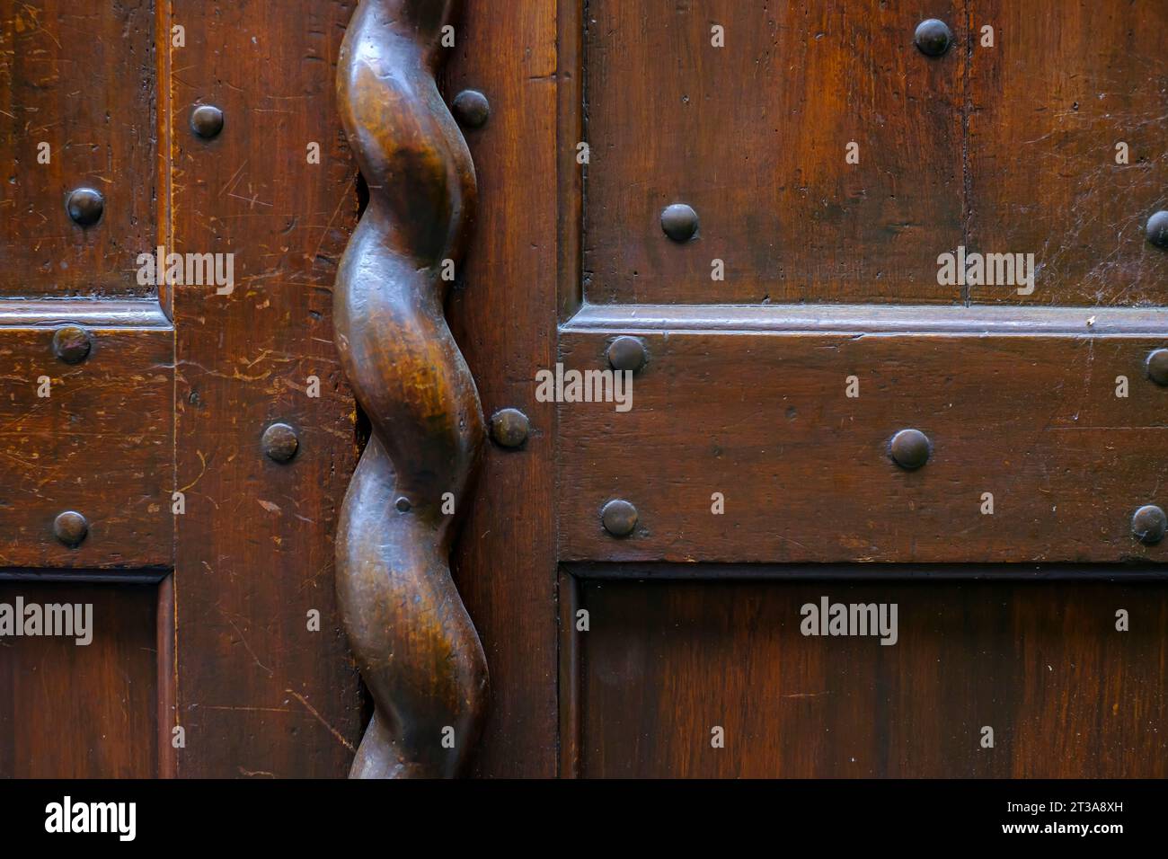 Anwendung auf Holz, antike Türbeschläge in Spiralform an einer historischen Haustür, Altstadt von Lindau (Bodensee), Bayern, Deutschland. Stockfoto