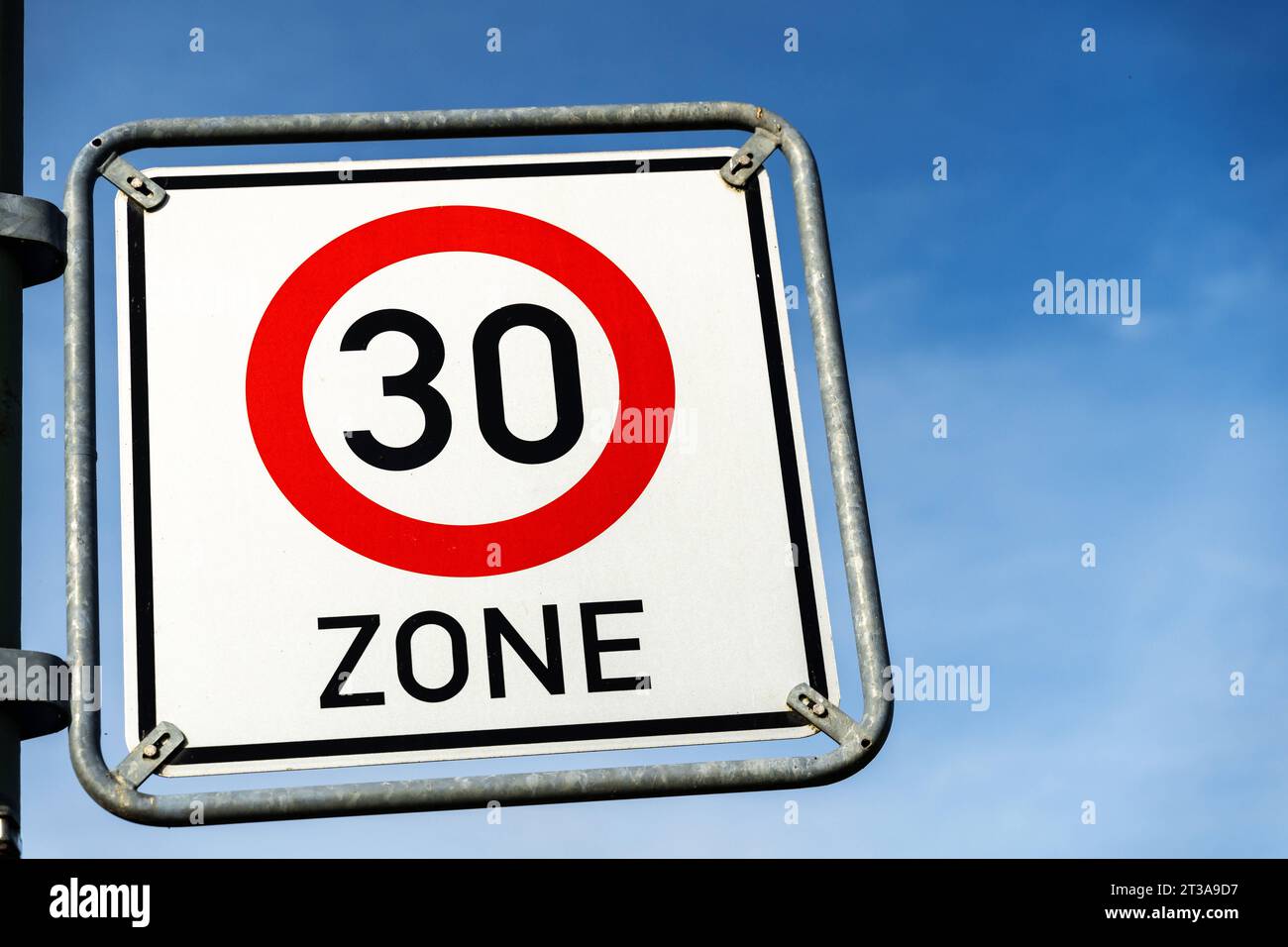 Gersthofen, Bayern, Deutschland. Oktober 2023. Verkehrsschild Speed 30 vor blauem Himmel. Verkehrsberuhigungszone 30 *** Tempo 30 Verkehrsschild vor blauem Himmel. Verkehrsberuhigte Zone 30 Credit: Imago/Alamy Live News Stockfoto