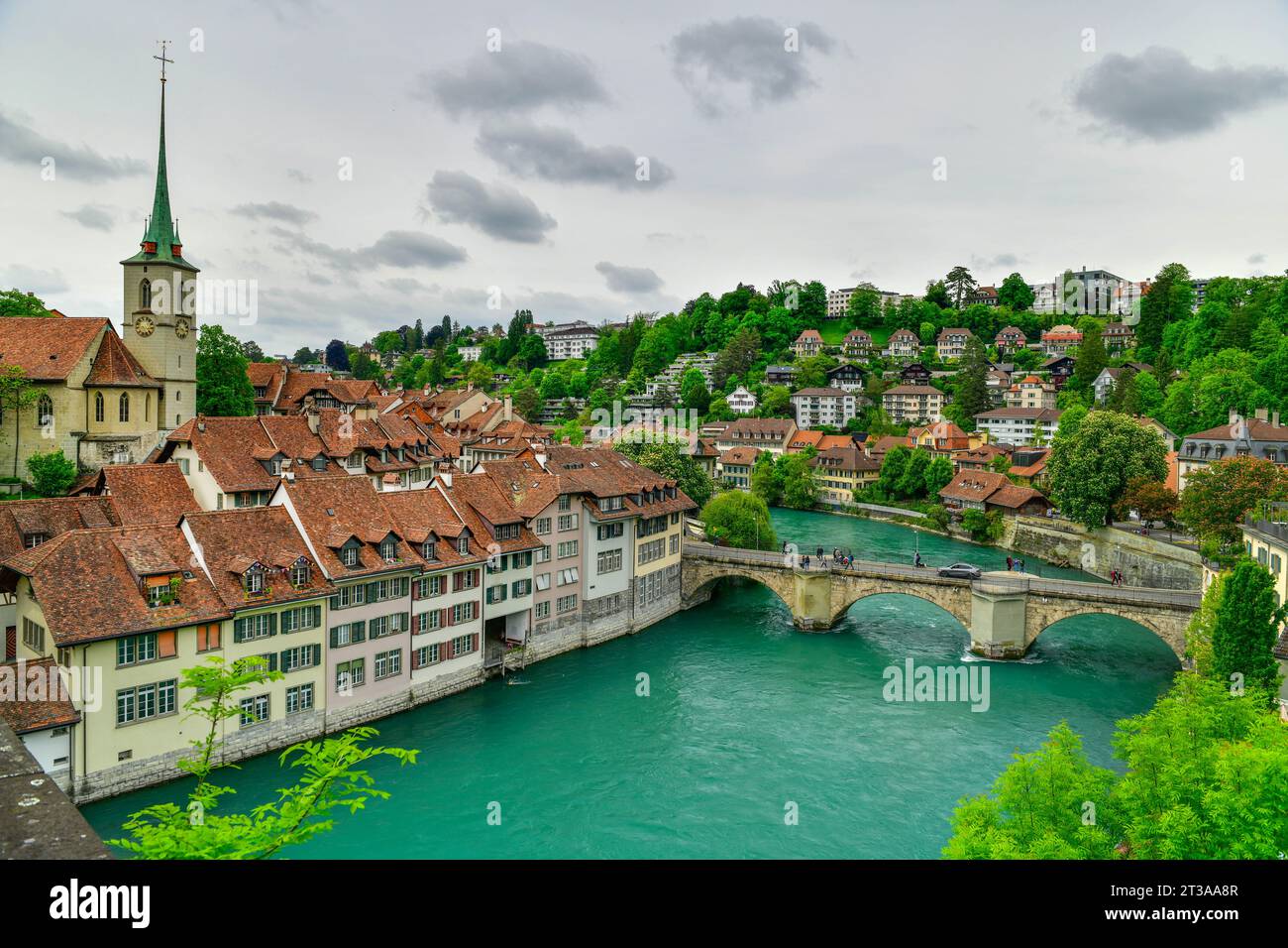 Blick auf die Berner Altstadt mit alten Gebäuden Berner Münster Turm und Blick auf den Fluss Aare, Bern ist die Hauptstadt der Schweiz Stockfoto