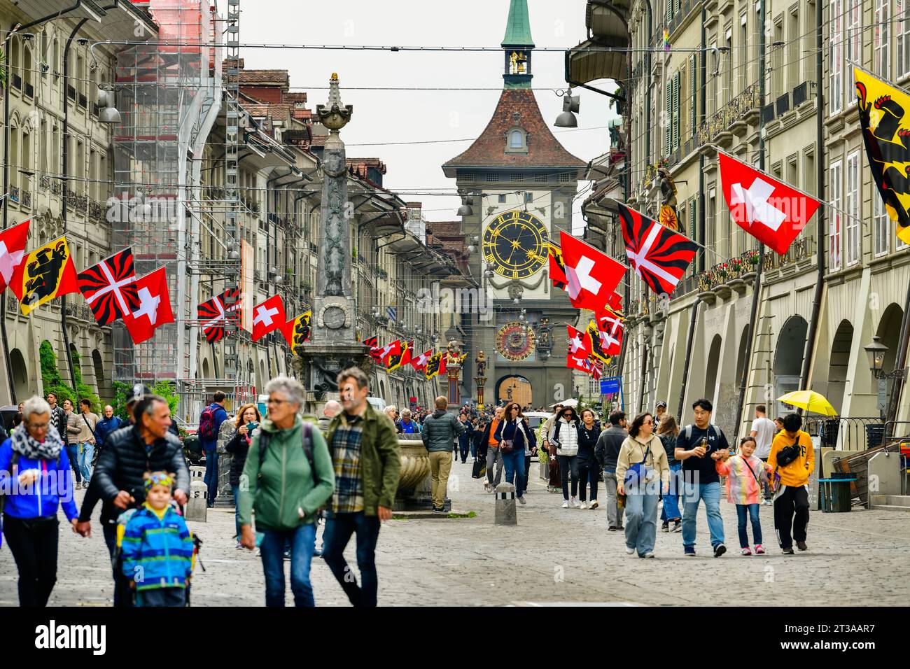 Bern-Mai 20 ,2023 : Blick auf die Altstadt mit Touristen in der Kramgasse in Bern Schweiz Stockfoto