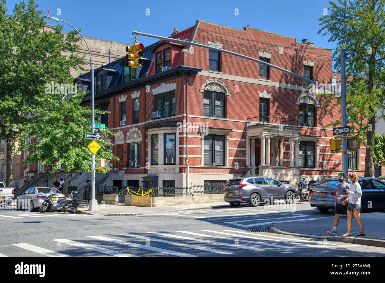 Park Slope, Brooklyn: Die 623 8th Avenue mit ihrem Eingang an der 7th Street ist unverwechselbar gestaltet, um eine Reihe von Häusern entlang der Avenue zu schließen. Stockfoto