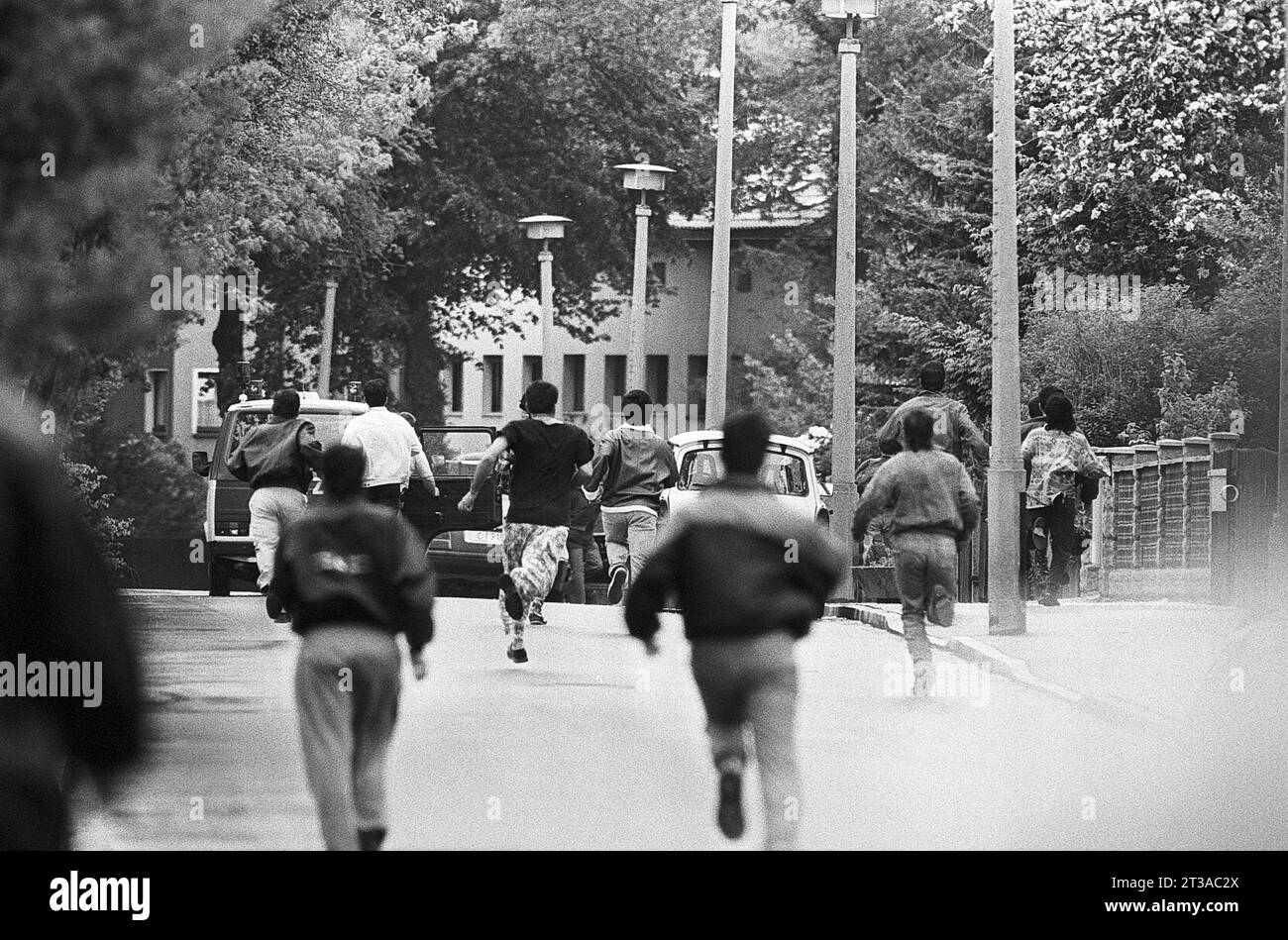 Kriegsflüchtlinge Schlägerei 27.05. 1996, Chemnitz, Adalbert- Stifter-Weg 25, Asylbewerberheim, Erstaufnahmeeinrichtung für Asylbewerber, Hunderte Kriegsflüchtlinge vom Balkan Albanien, Kosovo, Juguslavien kommen hier an, ethnische Konflikte zwischen Volksgruppen kommen immer wieder vor. Die Polizei muss die Situation klären. *** Kriegsflüchtlingskämpfe 27 05 1996, Chemnitz, Adalbert Stifter Weg 25, Asylbewerberheim, Erstaufnahmeeinrichtung für Asylbewerber, Hunderte von Kriegsflüchtlingen aus dem Balkan Albanien, Kosovo, Jugoslawien kommen hier an, ethnische Konflikte zwischen ethnischen Gruppen treten immer wieder auf Stockfoto