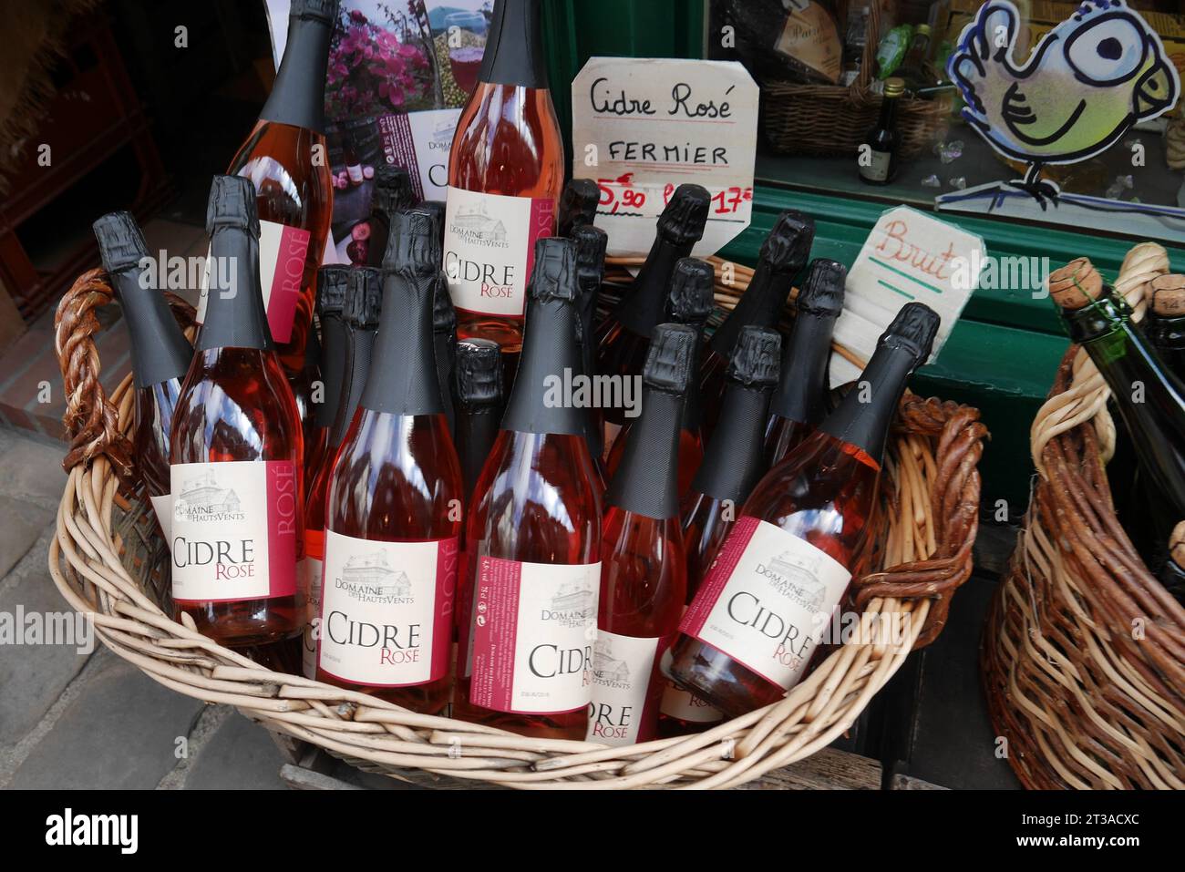 Korb mit Flaschen Apfelrose, in einem Geschäft in Honfleur in der Normandie, Frankreich. Vvbvabree-Fotografie Stockfoto