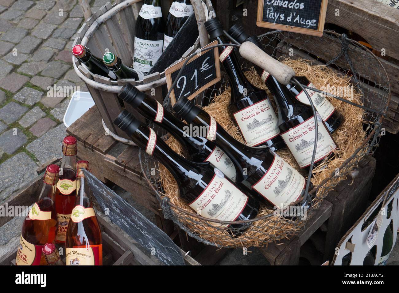 Korb mit Flaschen Calvados in einem Geschäft in Honfleur in der Normandie, Frankreich. Vvbvabree-Fotografie Stockfoto