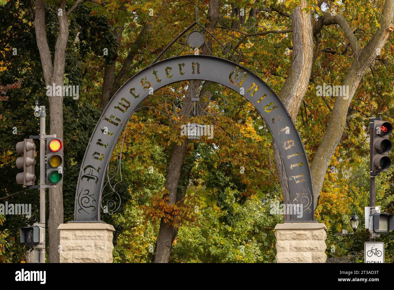 Der Weber Arch der Northwestern University wurde 1993 erbaut und gilt als Tor zum wunderschönen Campus der Universität. Stockfoto