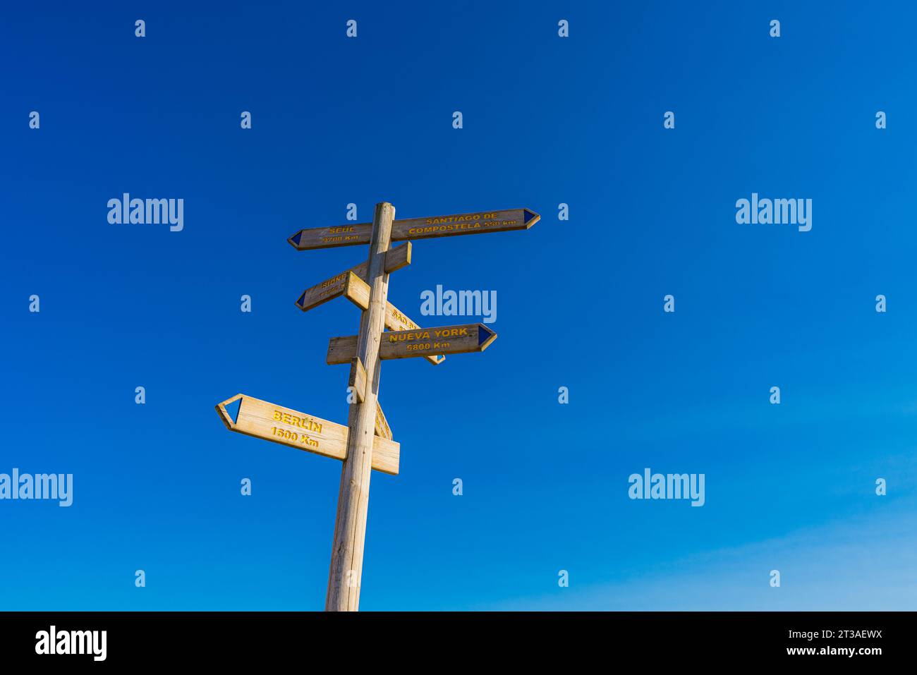 Alto del Perdón, Spanien. August 2023. Signal, das Entfernungen zu berühmten Städten auf Spanisch anzeigt Stockfoto