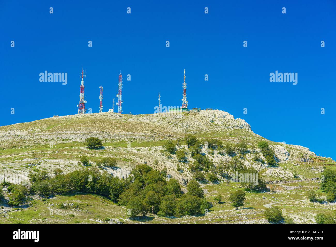 Berggipfel mit Kommunikationsantennen. Artxueta, Sierra de Aralar, Navarra, Spanien Stockfoto