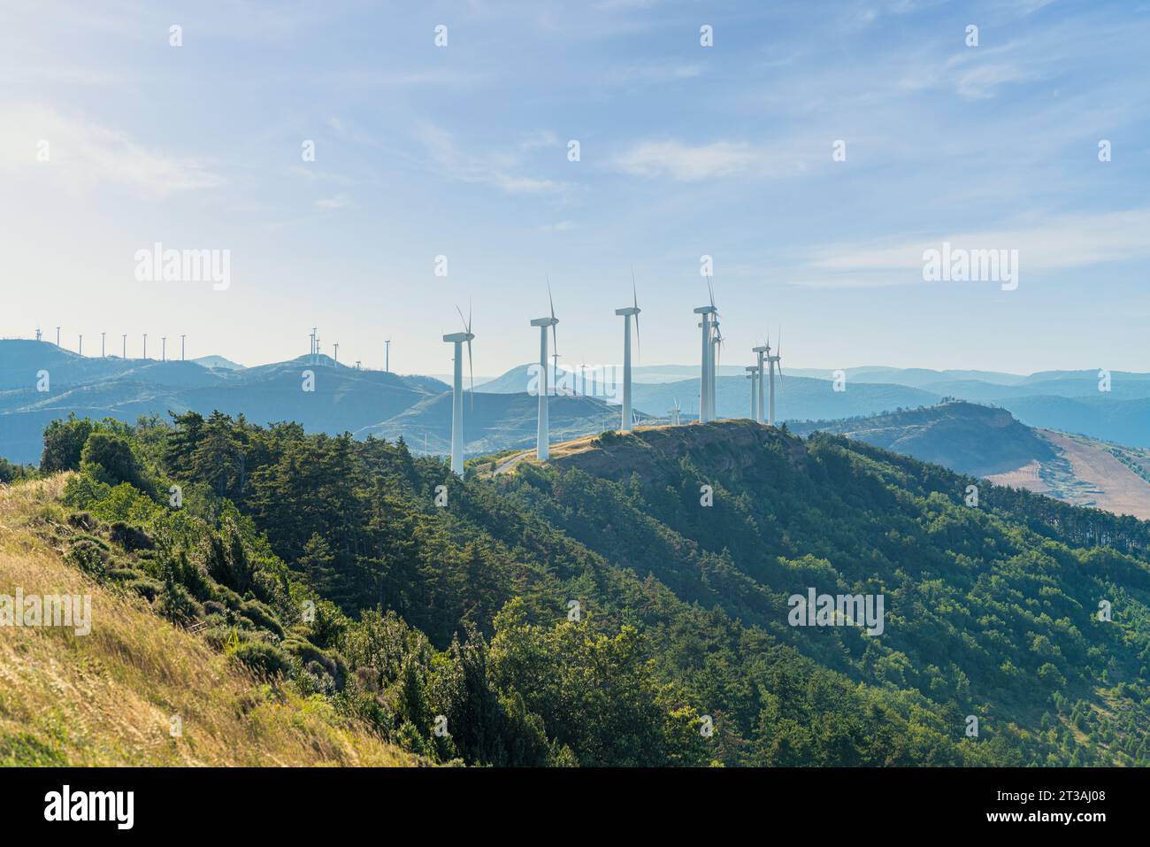 Windkraftanlagen in den bergen Fotos und Bildmaterial in hoher