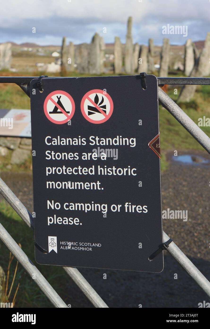 Ein Schild am Tor zu den Calanais Standing Stones auf der Isle of Lewis, Äußere Hebriden, Schottland, Großbritannien. Stockfoto