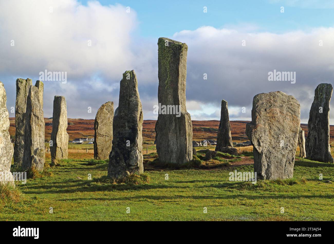 Ein Blick auf den Mittelkreis mit hohem Monolith bei den Calanais Standing Stones auf der Isle of Lewis in den Äußeren Hebriden, Schottland, Großbritannien. Stockfoto