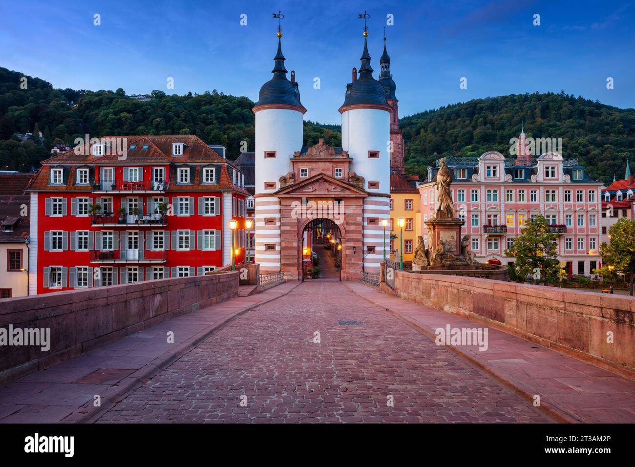 Heidelberg, Deutschland. Stadtbild der historischen Stadt Heidelberg mit dem Alten Brückentor bei Sonnenaufgang im Herbst. Stockfoto