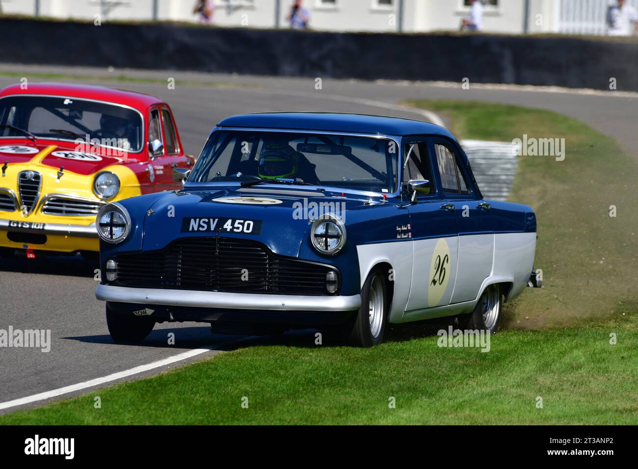 Ein Hauch von Woodcote, Kerry Michael, Mark Blundell, Ford Zodiac MkII, St Mary’s Trophy Race, zwei Qualifying-Sitzungen gefolgt von zwei 25-minütigen R Stockfoto