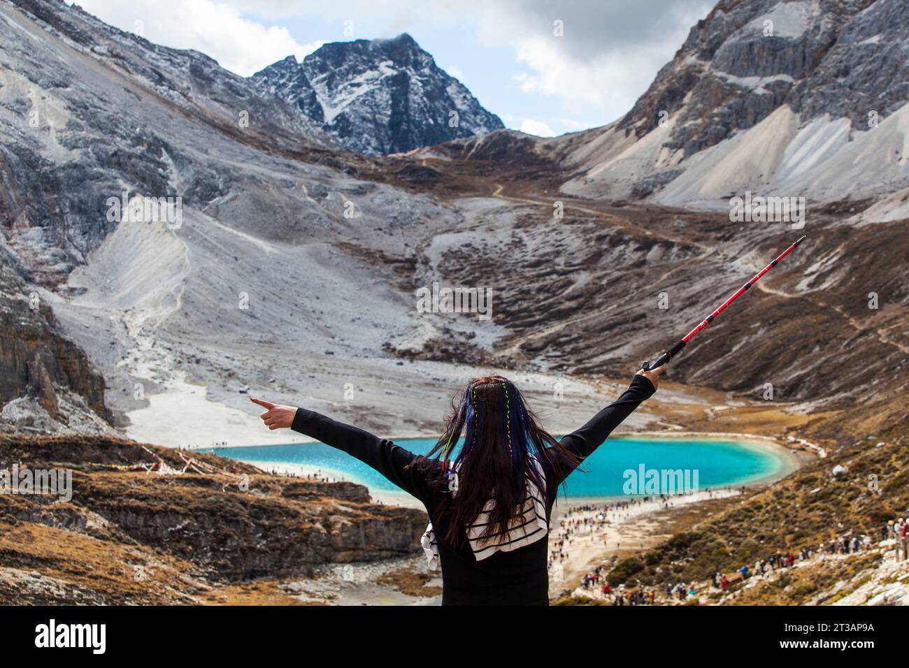 GANZI, CHINA - 15. OKTOBER 2023 - Touristen sehen die NIUNAI-Meereslandschaft am Daocheng Yading Scenic Spot in Ganzi der Autonomen tibetischen Präfektur Sichua Stockfoto