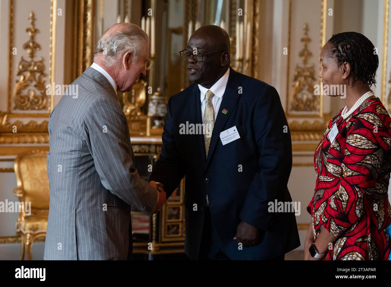 König Karl III. Mit S.E. Herrn Manoah Esipisu, Hochkommissar der Republik Kenia, im Vereinigten Königreich während eines Empfangs für die kenianische Diaspora im Vereinigten Königreich im Buckingham Palace, Zentrum von London, um die herzlichen Beziehungen zwischen den beiden Ländern und die starke und dynamische Partnerschaft zu feiern, die sie im Vorfeld des Staatsbesuchs seiner Majestät in Kenia weiter aufbauen. Bilddatum: Dienstag, 24. Oktober 2023. Stockfoto