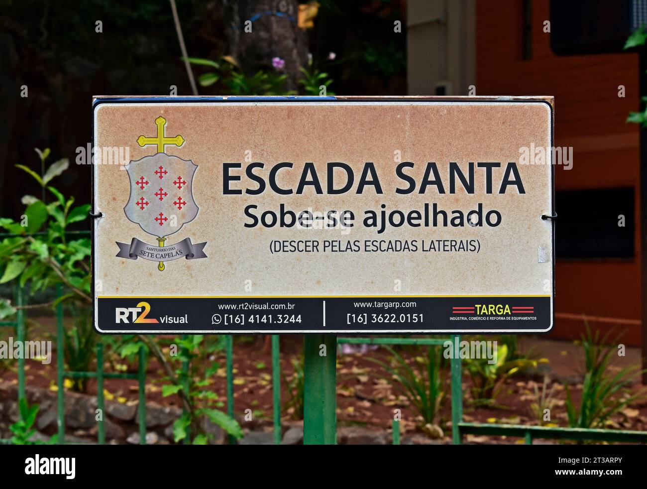 RIBEIRAO PRETO, SAO PAULO, BRASILIEN - 17. April 2023: Schild mit der Aufschrift: Heilige Leiter, klettern Sie auf die Knie Stockfoto