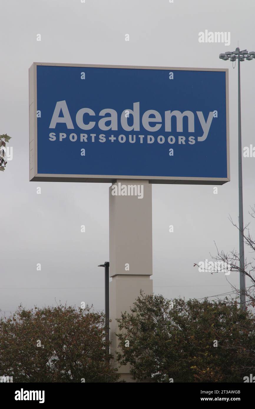 Parkplatzschild eines Academy Sports Outdoors Stores am Interstate Highway Loop 410 in San Antonio, Texas, USA, am 23. Oktober 2023. Am 7. April 2016 kaufte der Sutherland Church-Shooter Devin Patrick Kelly ein Ruger-Modell AR-556 in einem Outdoor-Laden der Academy Sports in San Antonio, Texas. Weniger als zwei Jahre später benutzte Kelly das Gewehr, um eine Massenschießung zu begehen. Am 5. November 2017 beging Kelly die tödlichste Massenerschießung in einem Gotteshaus in Amerika. (Foto: Carlos Kosienski/SIPA USA) Stockfoto