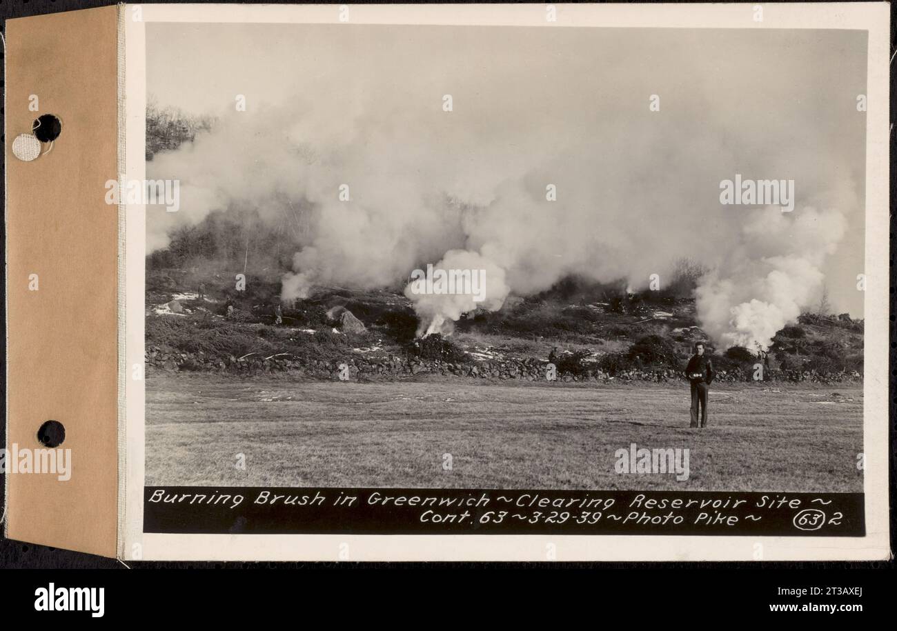 Vertrag Nr. 63, Clearing Central Part of Middle Branch, Quabbin Reservoir, New Salem, Petersham, Hardwick, Burning Brush in Greenwich, Enfield, Mass., 29. März 1939 Stockfoto