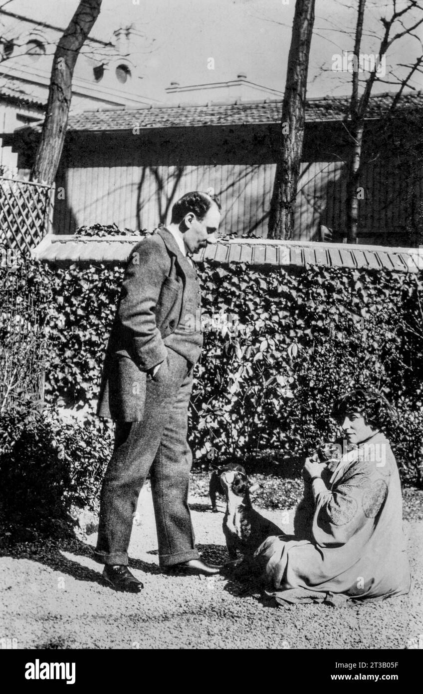 Porträt von Sidonie Gabrielle Colette mit ihrem Hund und Henri de Jouvenel ( leon robert de jouvenel des ursins 1876–1935 ) Stockfoto