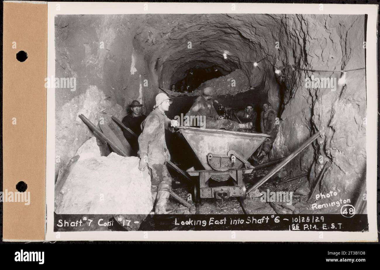 Vertrag Nr. 17, Westteil, Wachusett-Coldbrook Tunnel, Rutland, Oakham, Barre, Schacht 7, Blick nach Osten in Schacht 6, Rutland, Mass., 25. Oktober 1929 Stockfoto