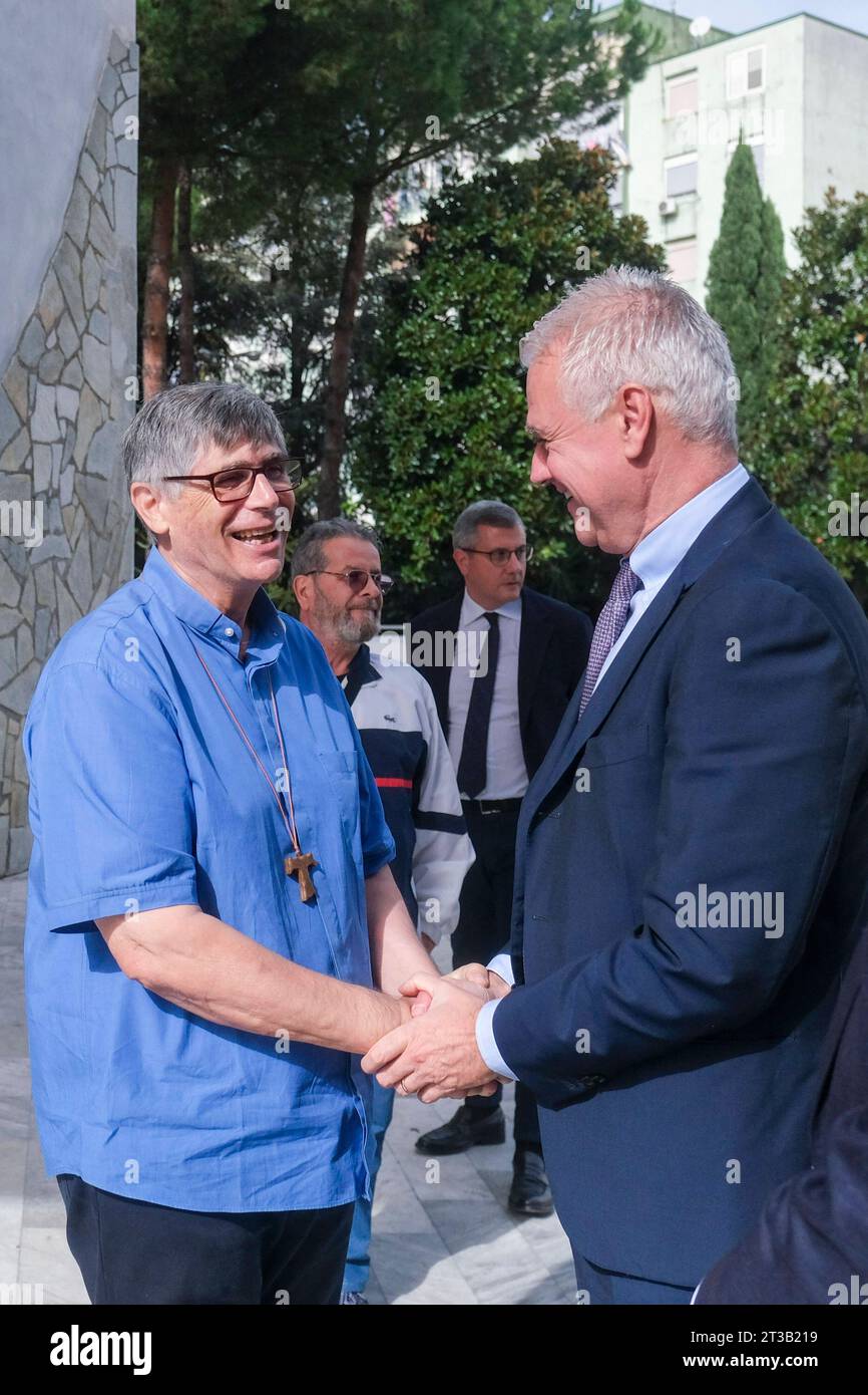 Paolo Zangrillo, Minister für öffentliche Verwaltung der Italienischen Republik in Caivano nach der operativen Sitzung in den Büros des Commissariato di Governo ging Zangrillo in die Pfarrei San Paolo Apostolo außerhalb des Parco Verde, um Don Maurizio Patriciello zu treffen. Oktober 2023 DSCF6916 Copyright: XAntonioxBalascox Credit: Imago/Alamy Live News Stockfoto